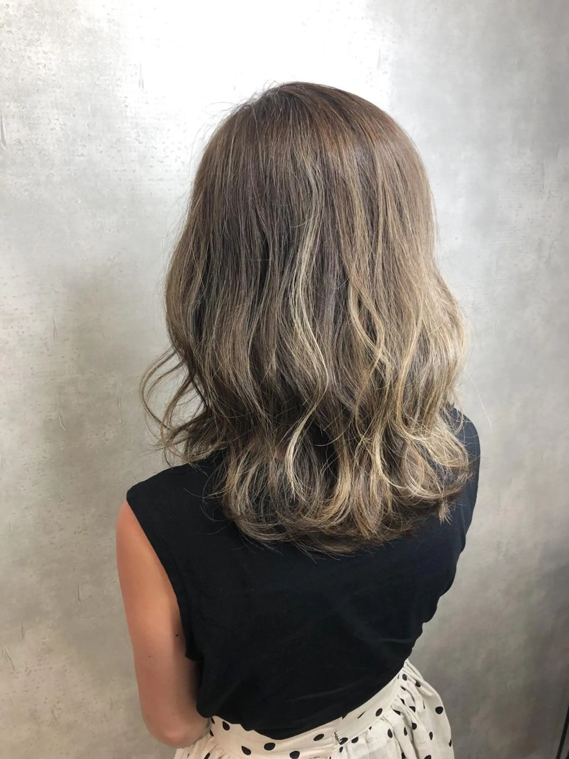 ミディアム カラー ヘアアレンジ アッシュ ベージュカラー グレージュ universe tokyoのヘアスタイル