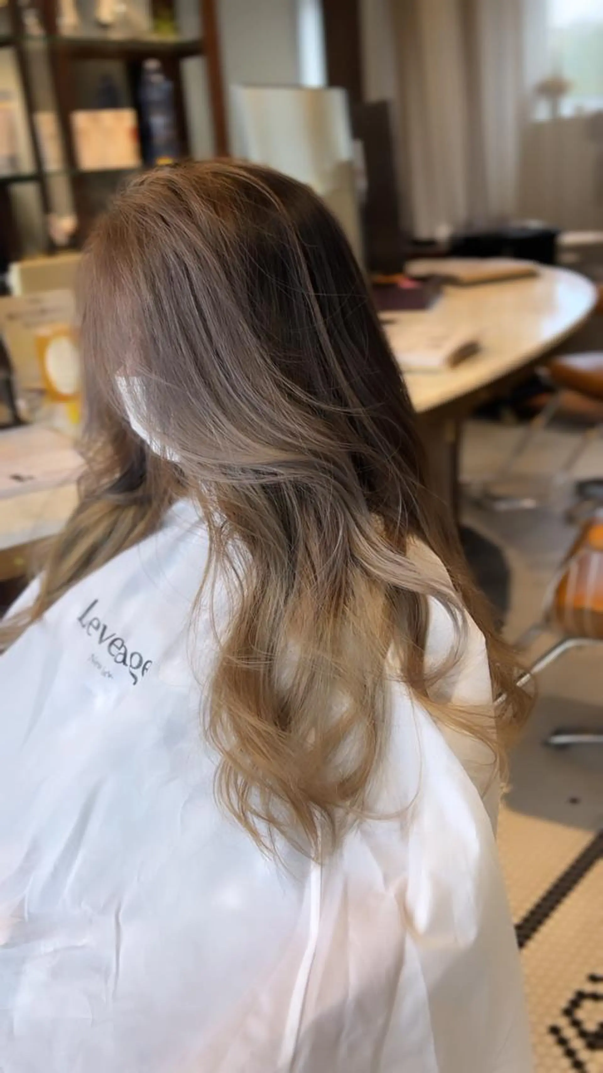 セミロング カラー バレイヤージュ レイヤーカット 海外風カーテンバング Mao広尾美容室のヘアスタイル