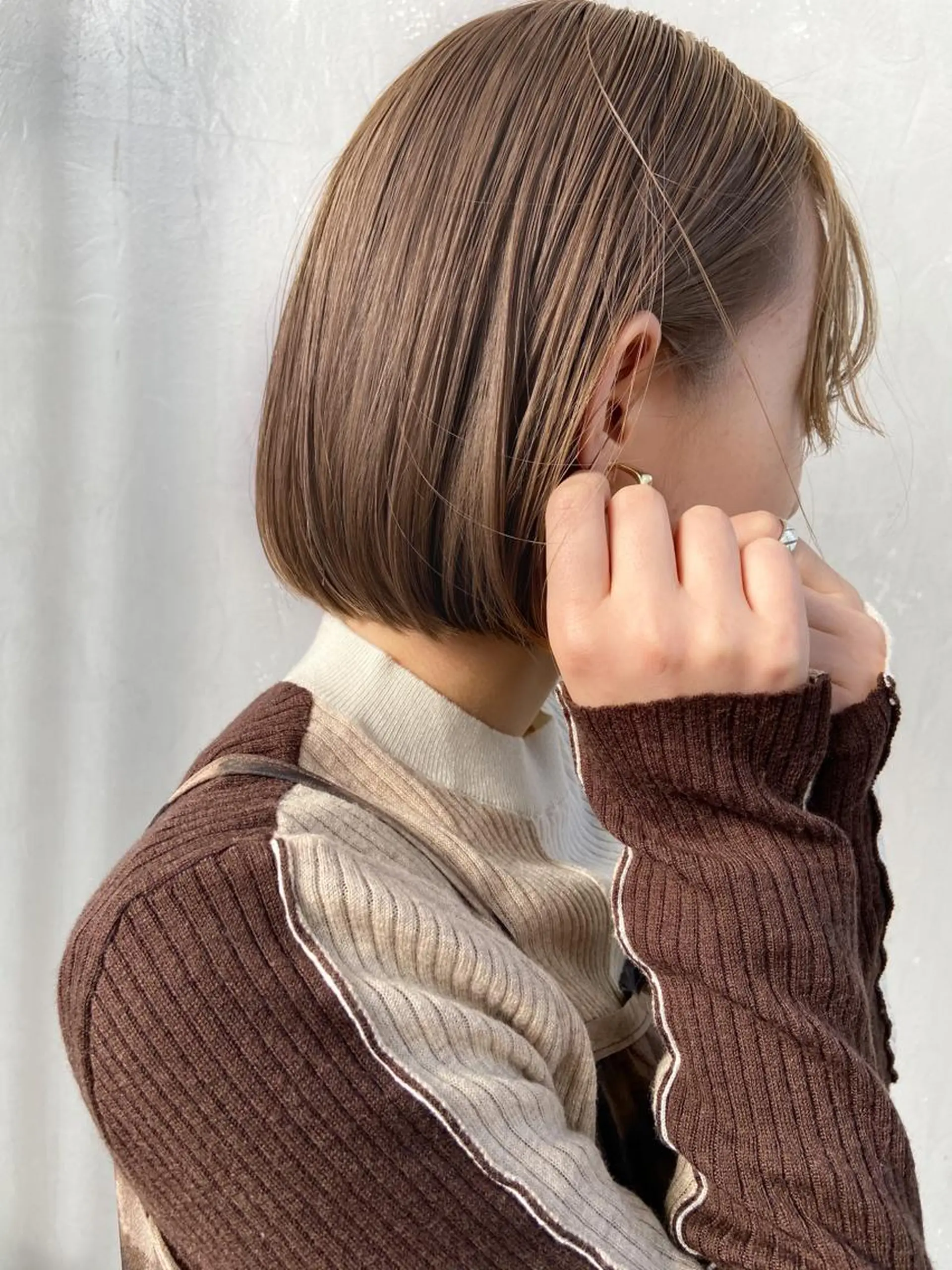 ミディアム カラー 切りっぱなしボブ ベージュカラー ブリーチ ケアブリーチ ミルクティーベージュ 岡本康平/ボブ /ブリーチ/レイヤーのヘアスタイル
