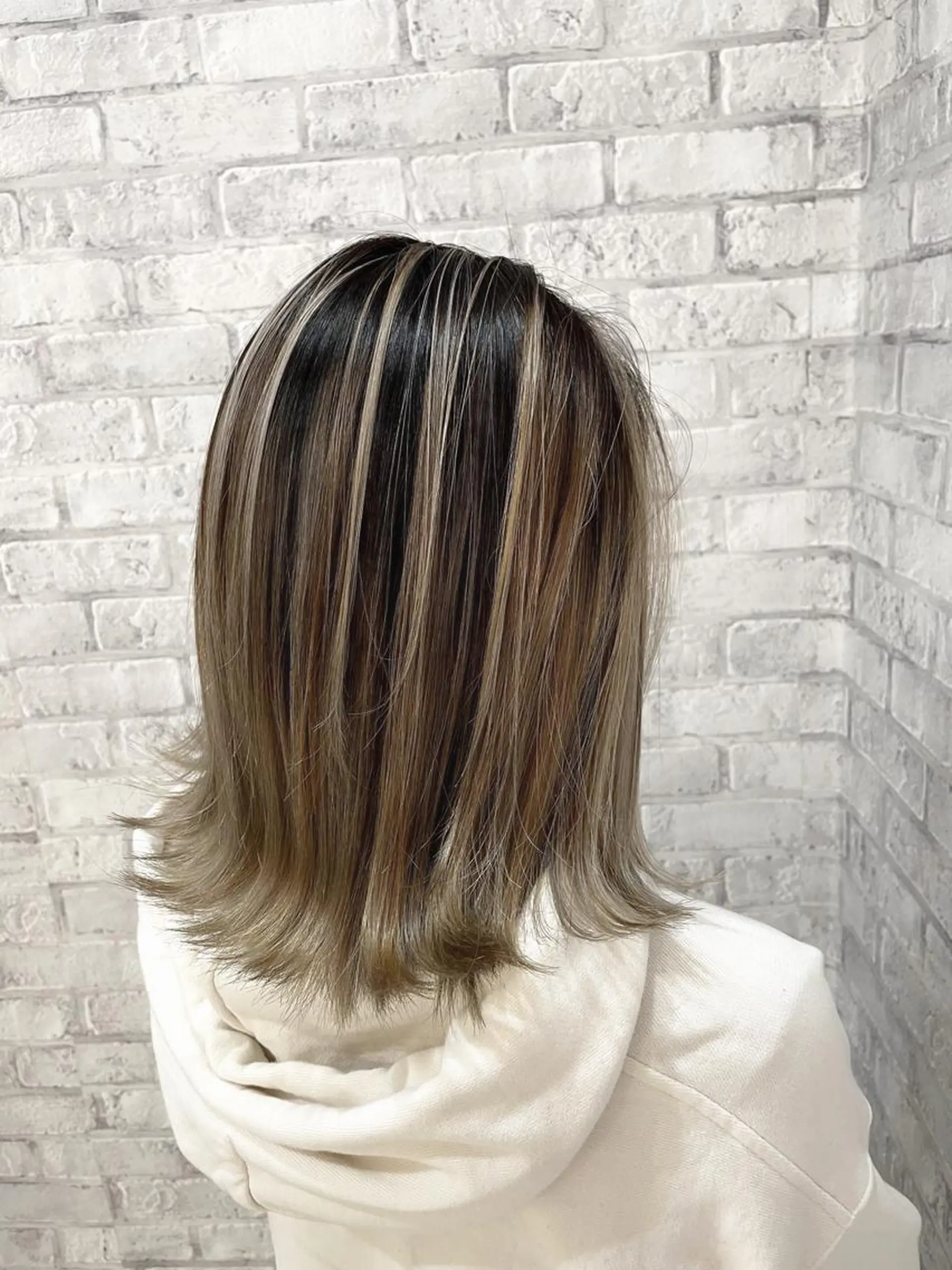 ショート カラー ヘアアレンジ 切りっぱなしボブ バレイヤージュ ベージュカラー ブリーチ グレージュ ヘアカラー トリートメント 秋山 幸太のヘアスタイル