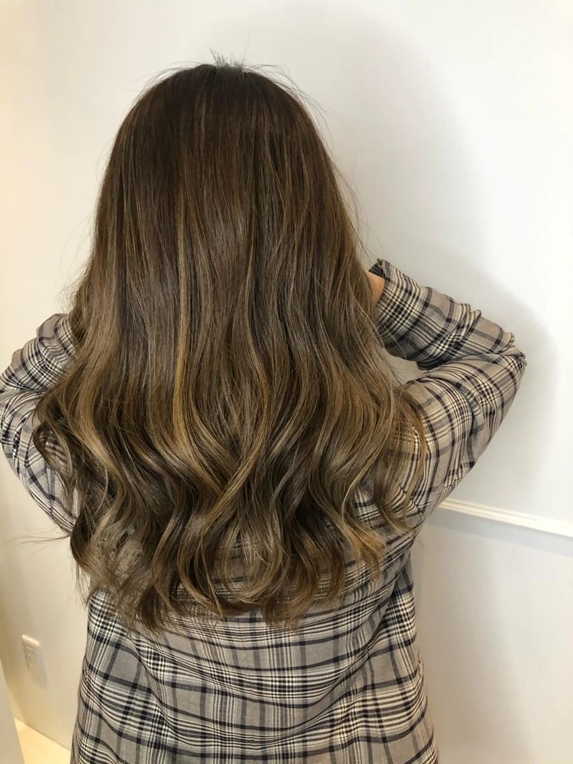 セミロング カット ヘアカラー トリートメント ブリーチ無し白髪ぼか し/艶髪/津嘉山のヘアスタイル