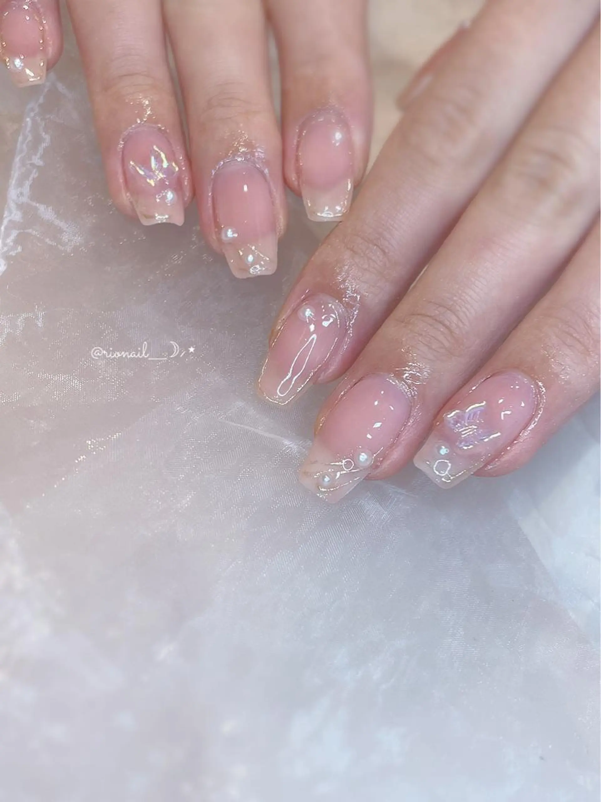 ネイル ゴールド ミラーネイル 𝘙𝘪𝘰𝘯𝘢 ...🕯🤍のネイルデザイン