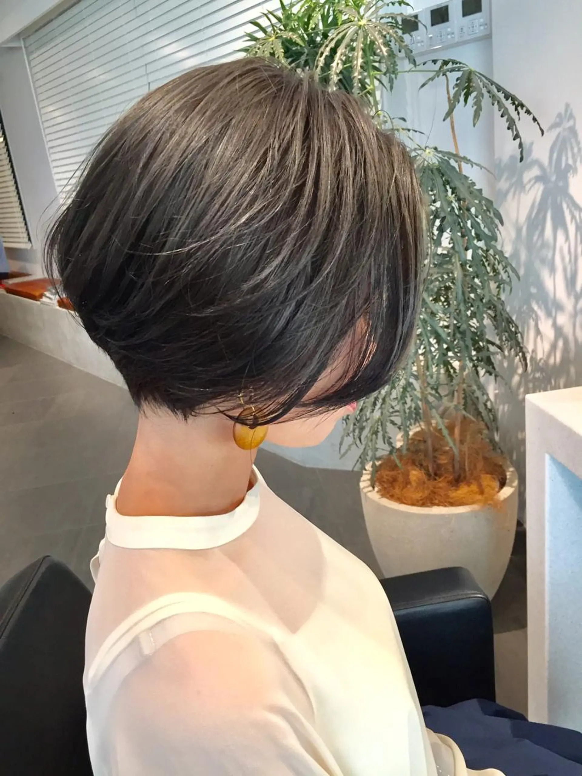 ショート カラー 前下がりボブ アッシュ ハイライトカラー シルバー シルバーアッシュ 大西 直人のヘアスタイル