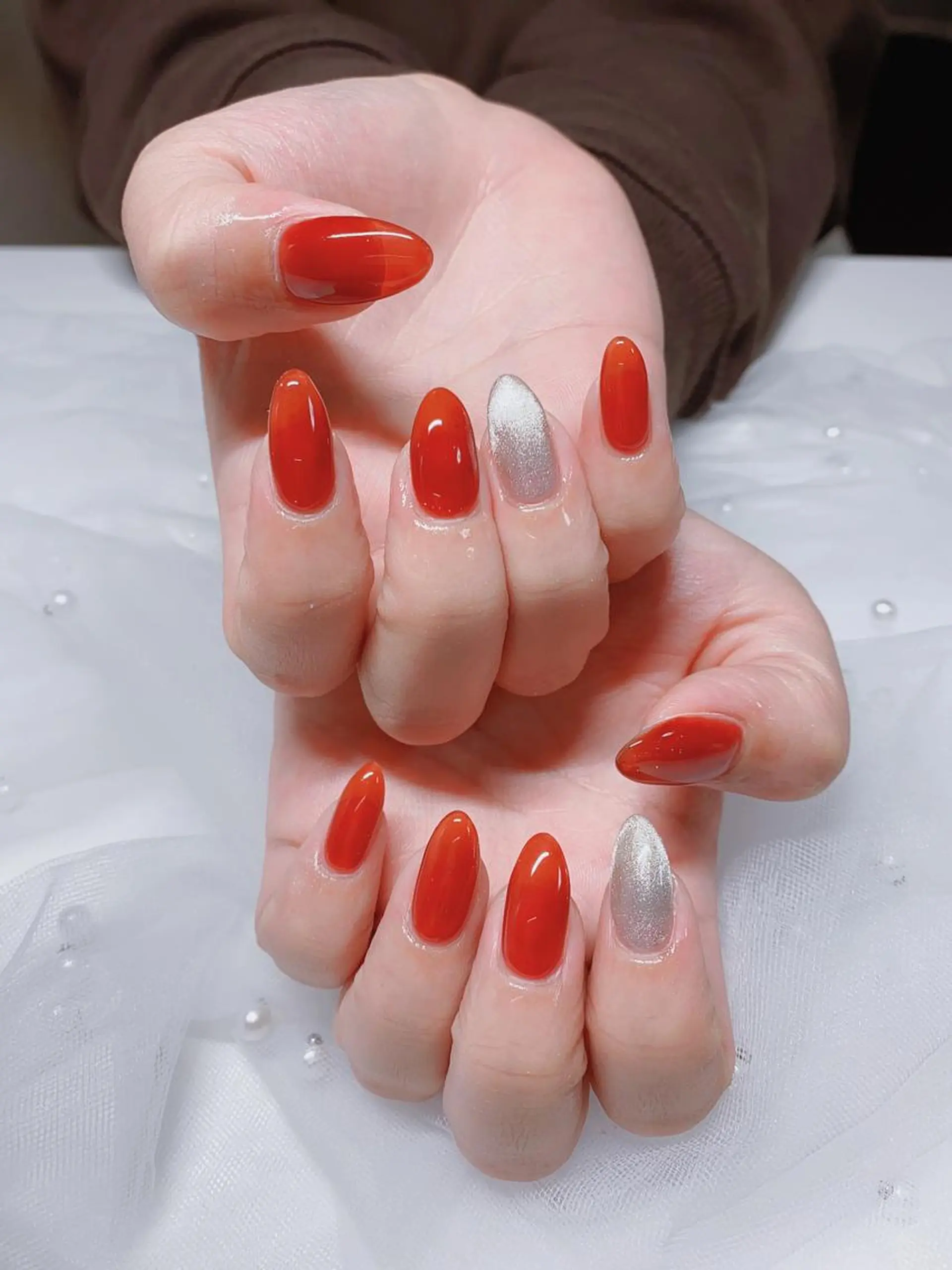 ネイル ブラウン ゴールド 赤色 シルバー Jasmine nailsalon所属・ジャスミン ネイルサロンのネイルデザイン