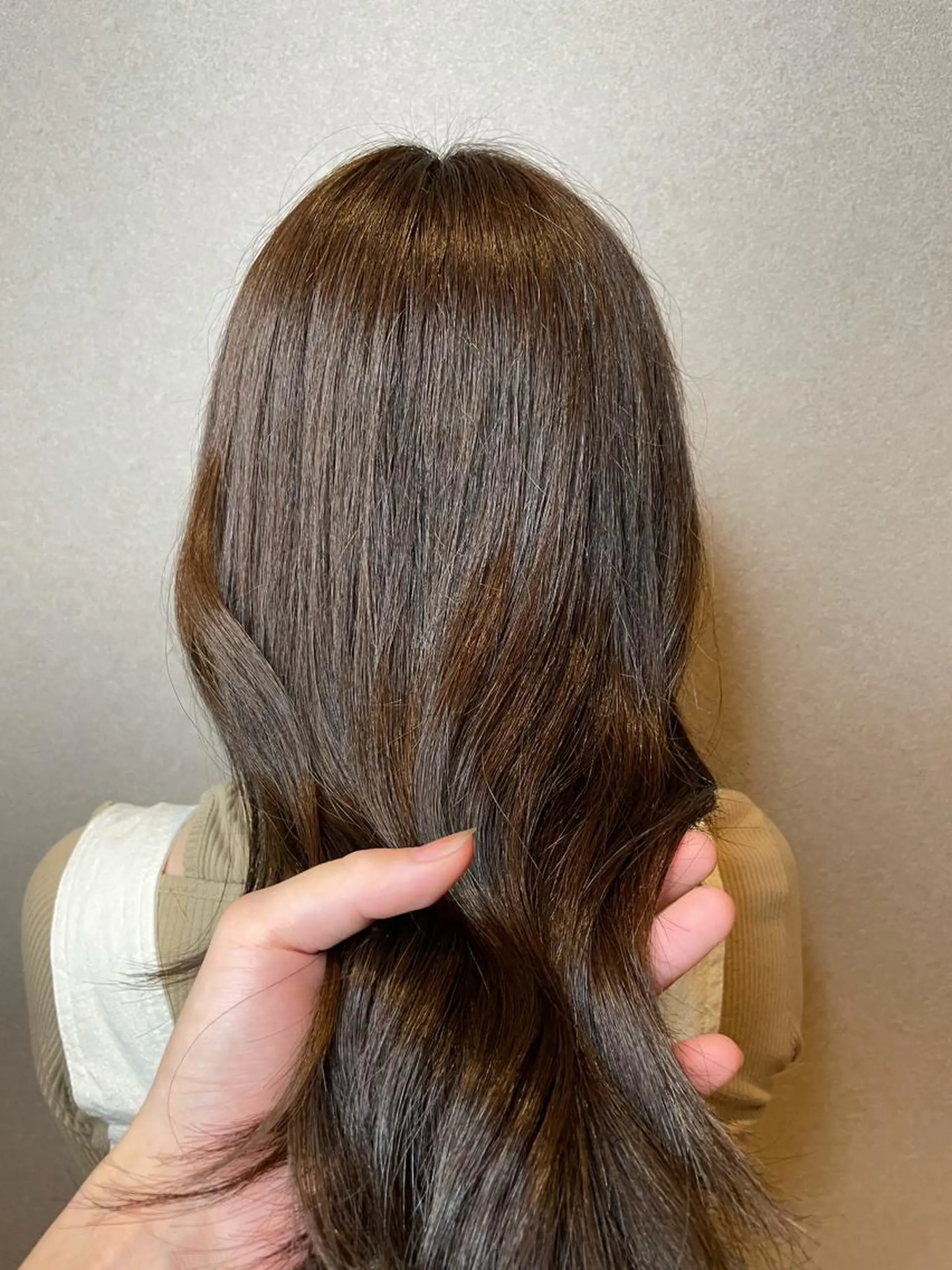 セミロング カット ヘアカラー clocca所属・鵜飼 真伍のヘアスタイル