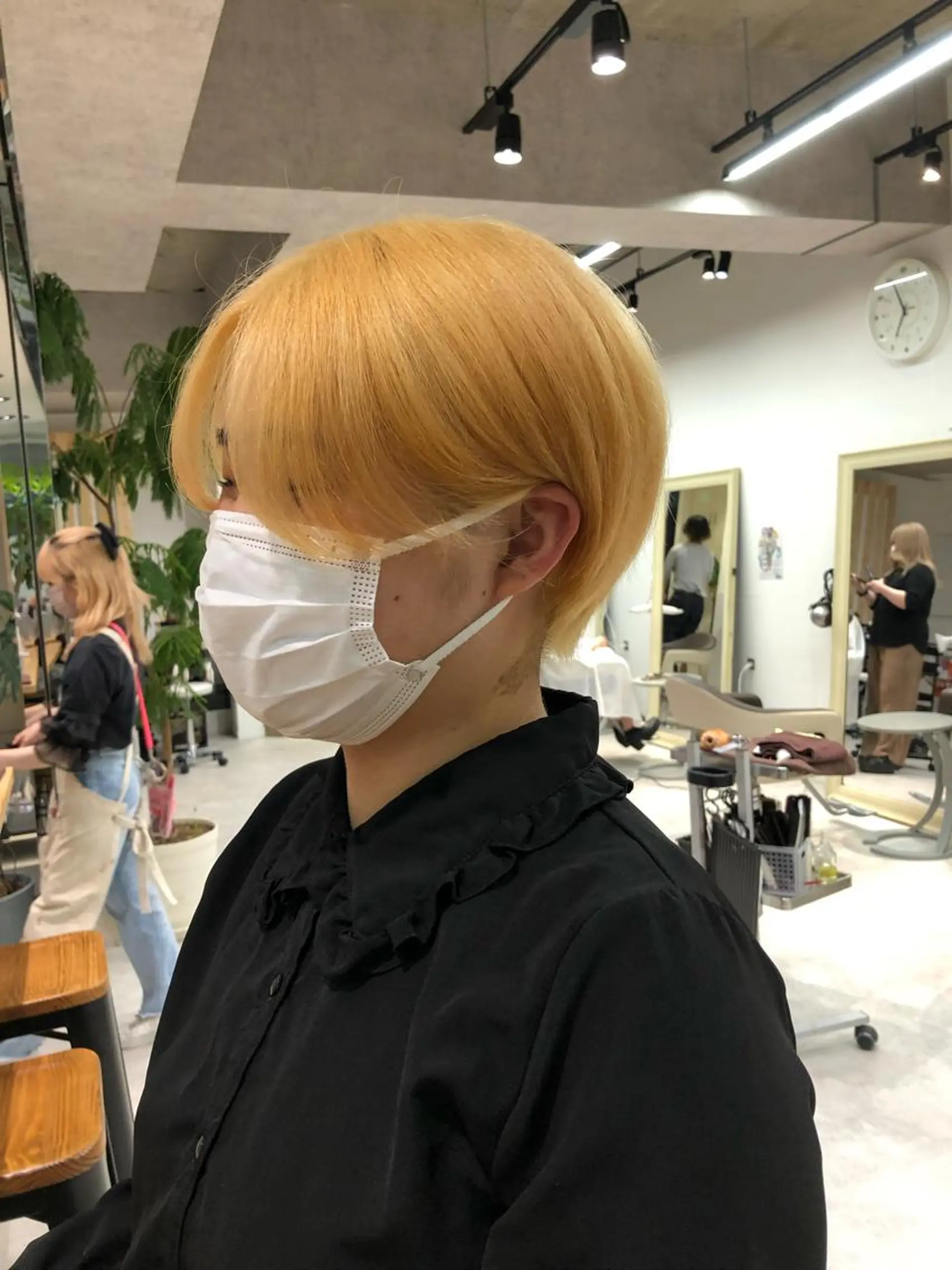 カラー ブリーチ 抜きっぱなしブロンド レイヤー/顔まわり カット/地毛風カラーのヘアスタイル