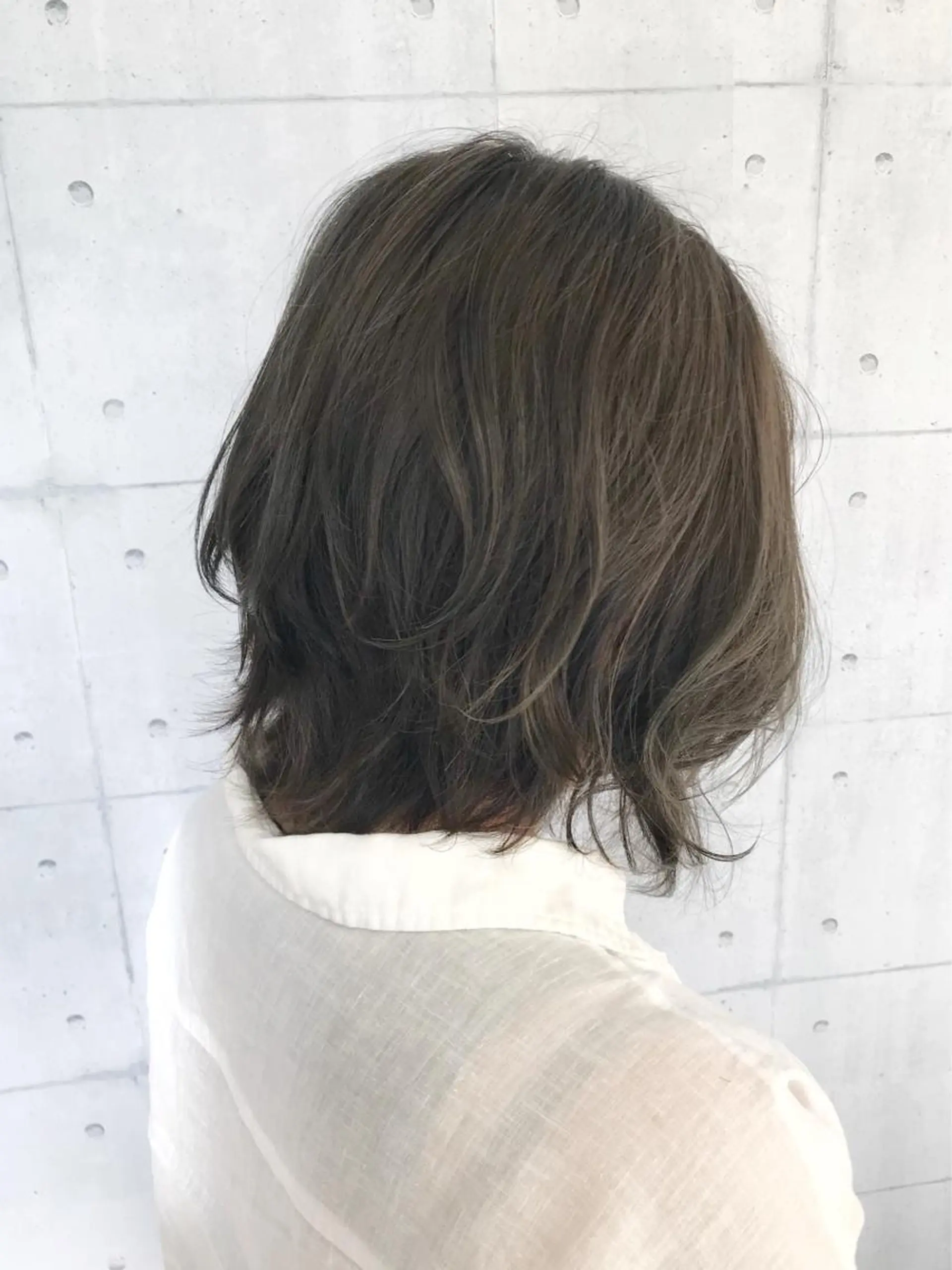 ミディアム カラー アッシュ アッシュグレー ダークアッシュ イルミナカラー ヘアカラー トリートメント 高木 麻知子のヘアスタイル