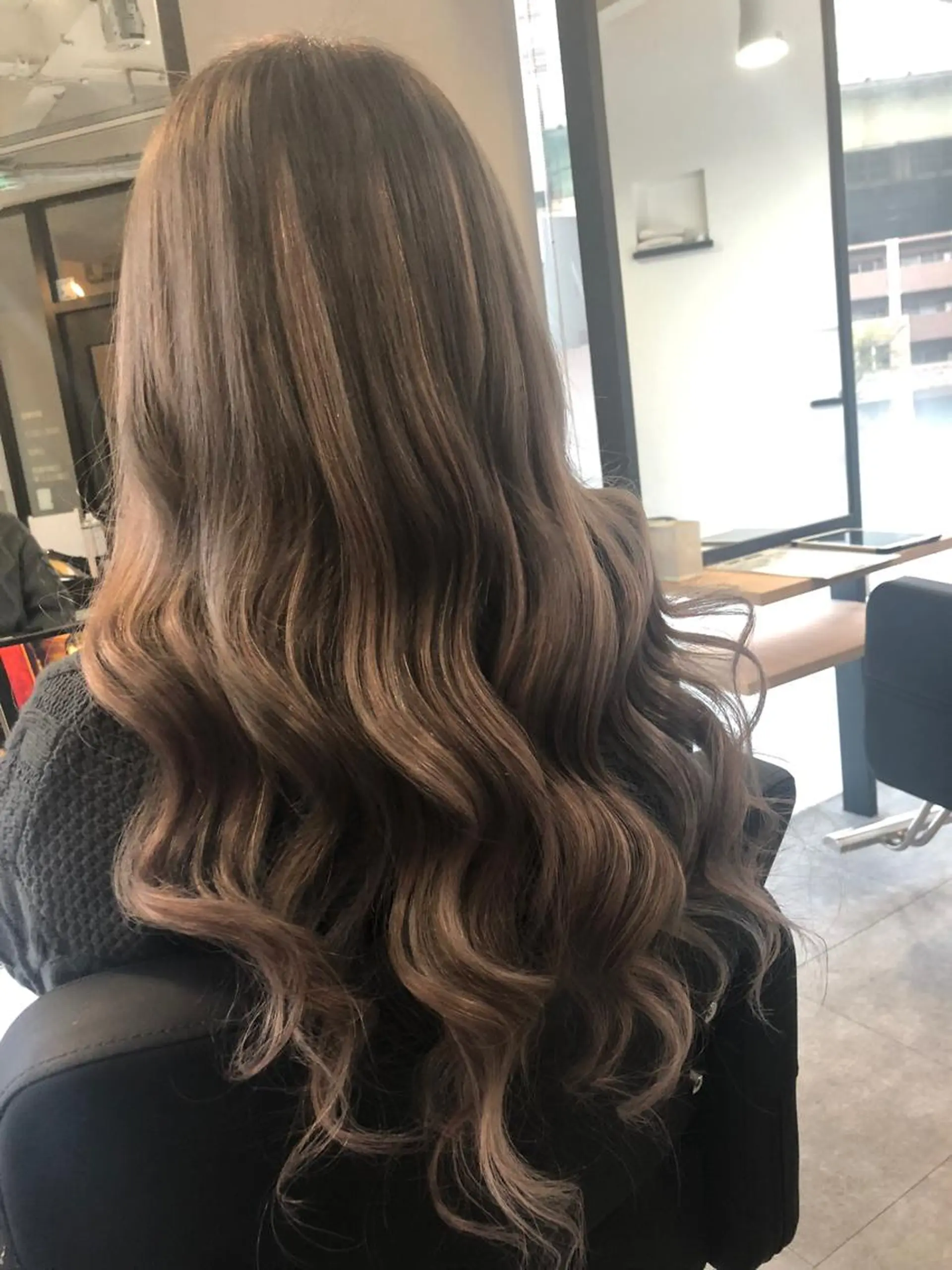 ロング カラー ヘアアレンジ シールエクステ グレージュ ハイトーンカラー ハイトーングレージュ エクステ カット ヘアカラー トリートメント づまさん カラーエクステ難波のヘアスタイル