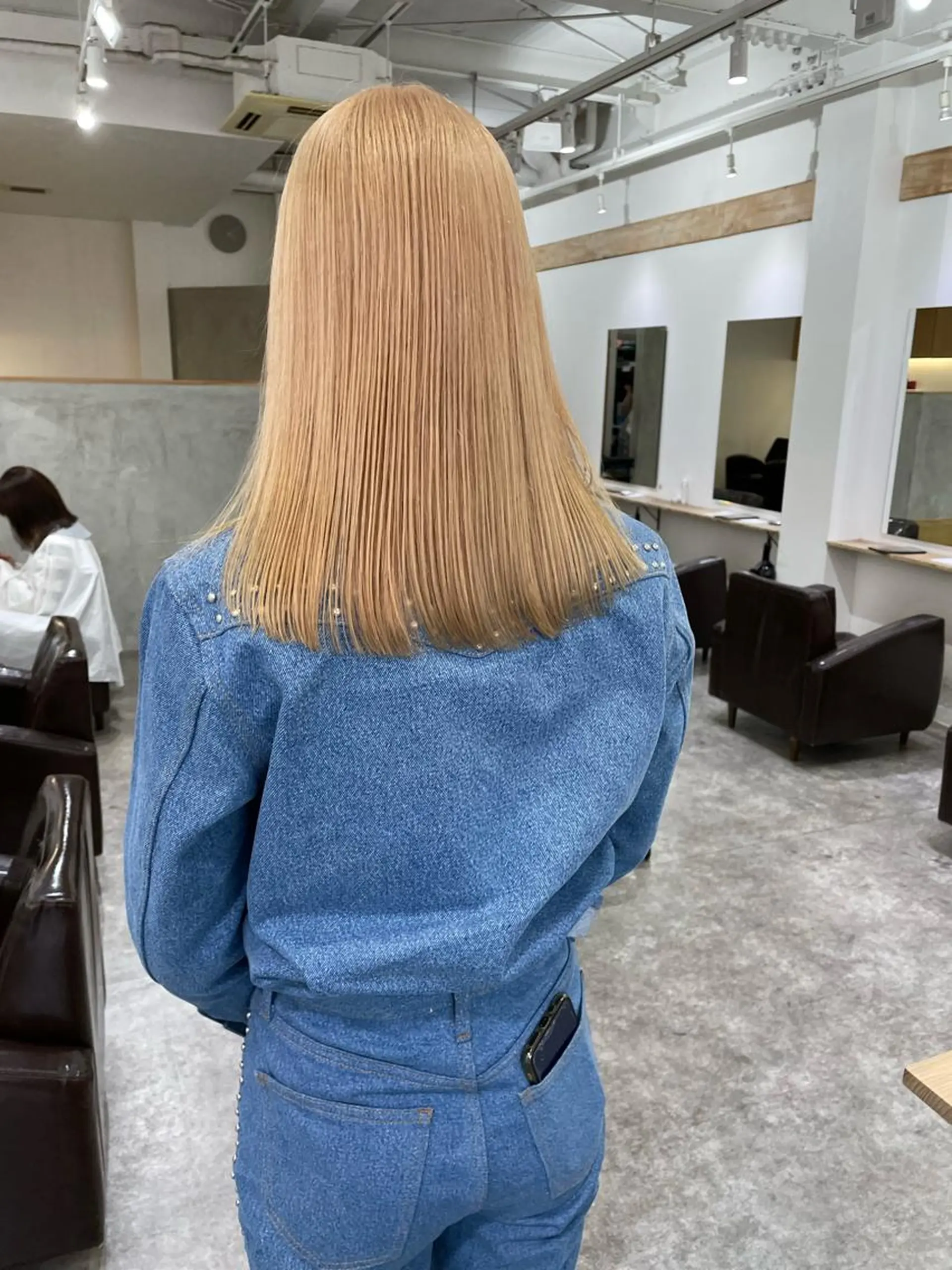 セミロング カラー パーマ ヘアアレンジ メンズ キッズ ネイル マツエク・マツパ アイブロウ メンズハイトーン ベージュカラー ダブルカラー ハイトーンカラー ミルクティーベージュ ヘアカラー トリートメント パーマ/透明感カラー /ボブ/吉田一生のヘアスタイル