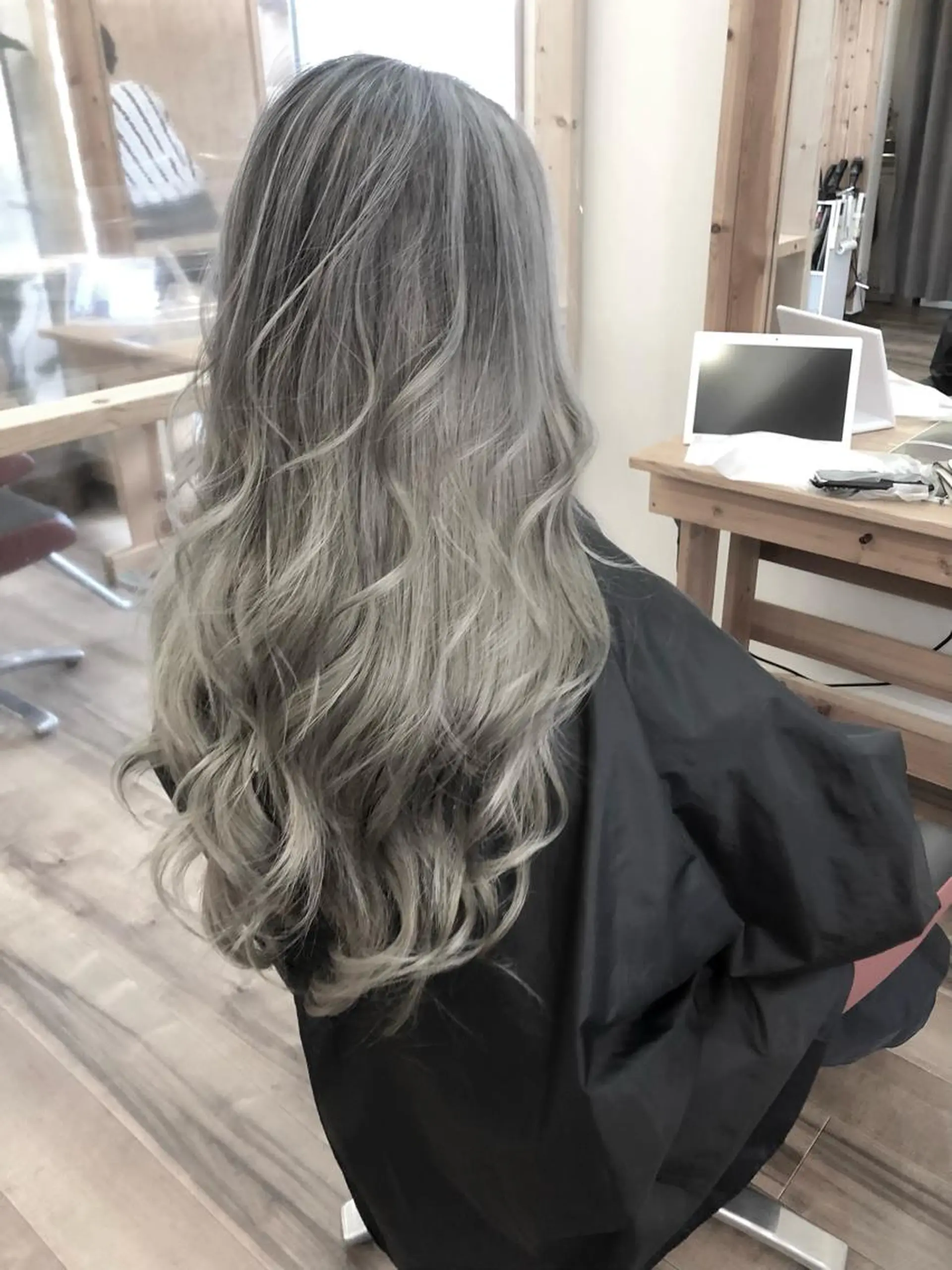 ロング カラー バレイヤージュ ブリーチ レイヤーカット ヘアカラー LOOP hair eye lash所属・LOOP hairのヘアスタイル