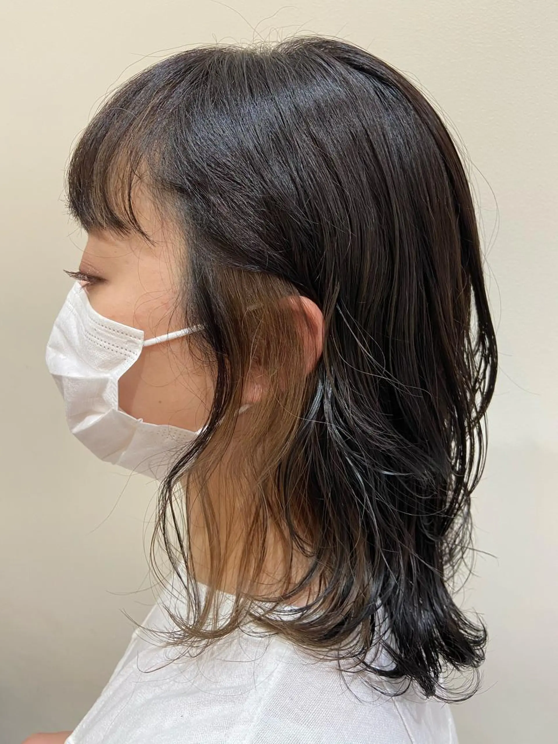 ミディアム カラー ベージュカラー イヤリングカラー ヘアカラー Amour なぐらのヘアスタイル