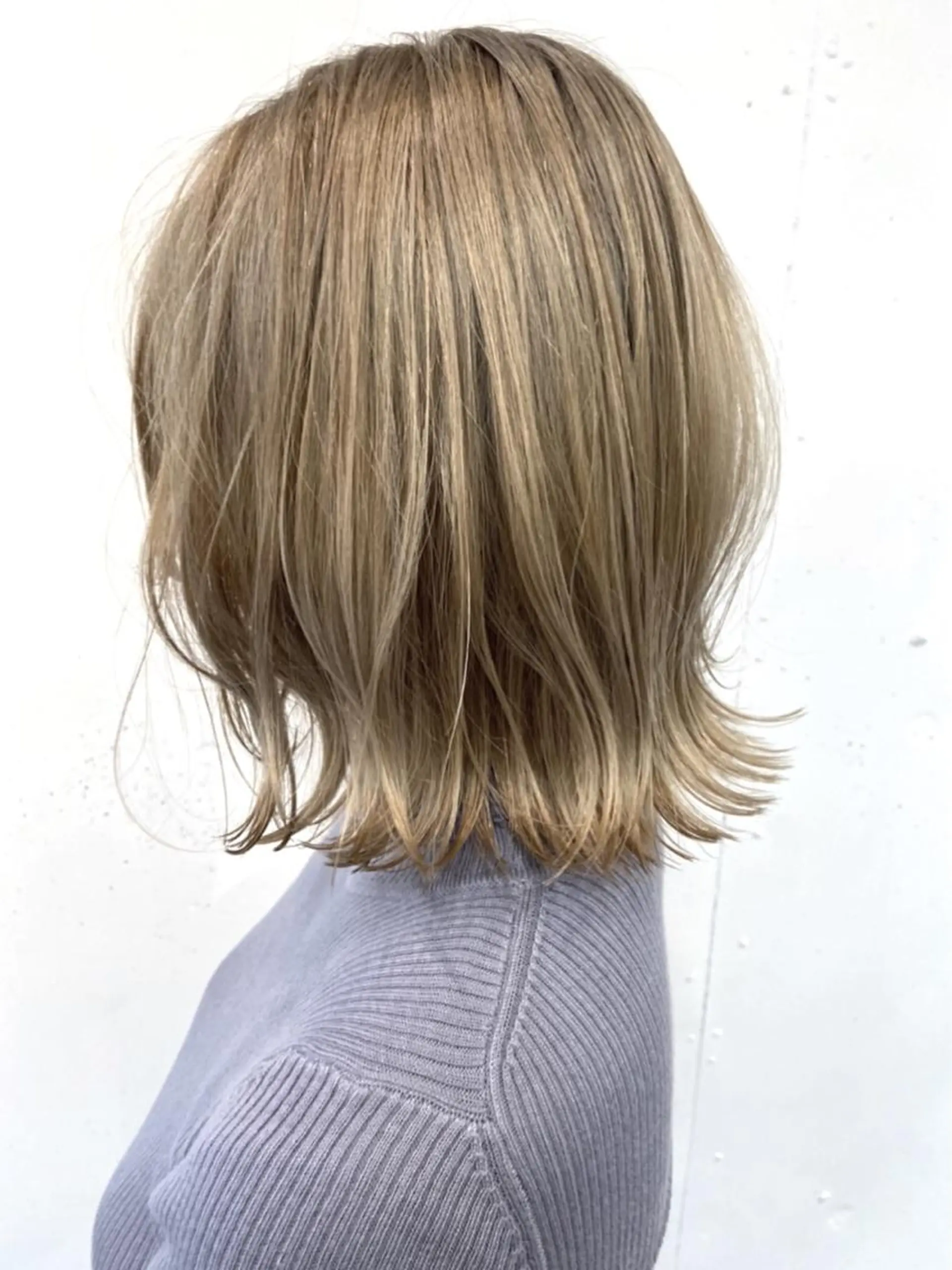 ミディアム カラー ベージュカラー ブリーチ ミルクティーベージュ ヘアカラー トリートメント AILEE所属・ウルフカット レイヤーカット上柿のヘアスタイル