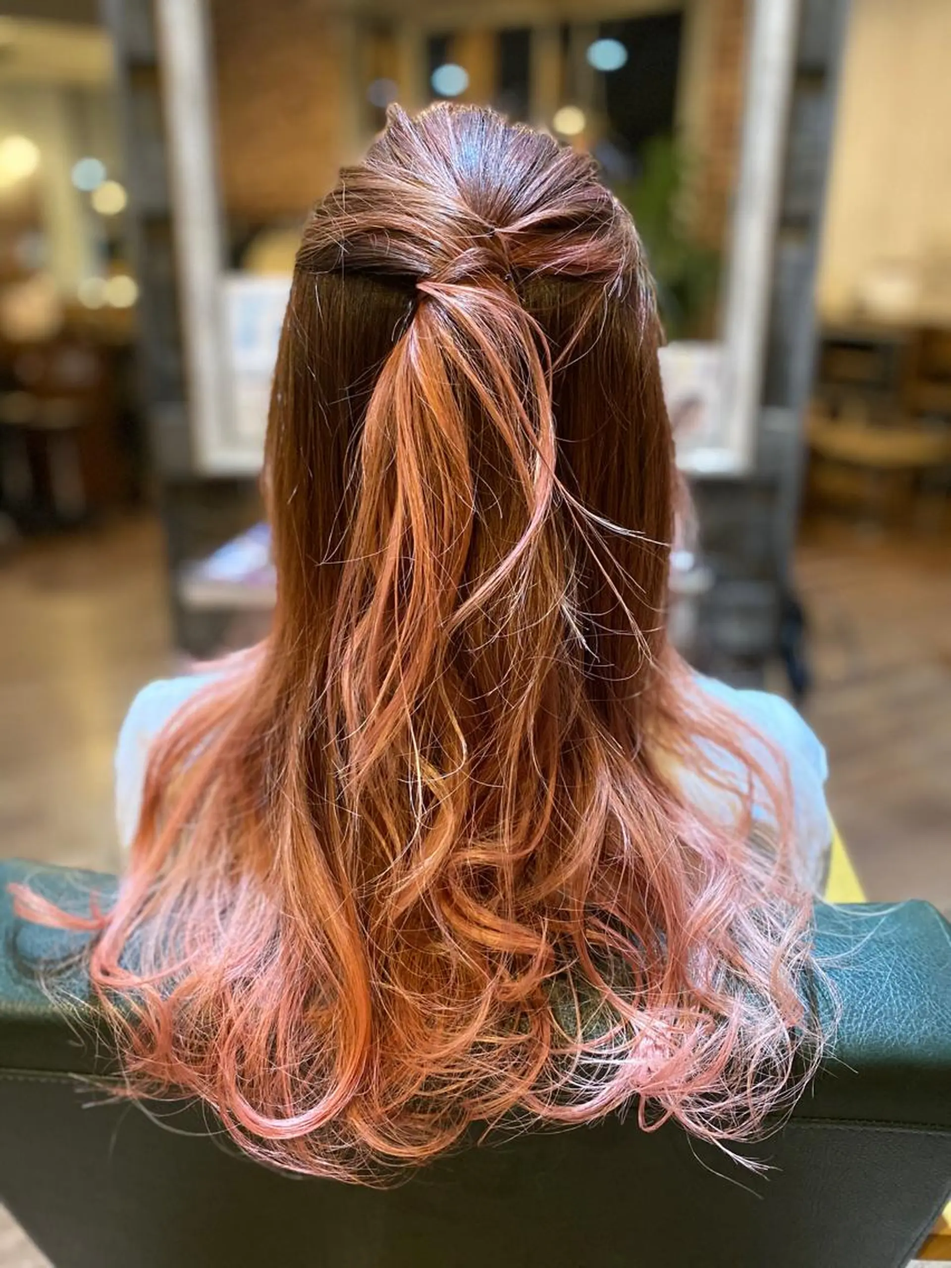 セミロング カラー バレイヤージュ ブリーチ グラデーションカラー ピンクカラー レイヤーカット ハイライト/インナー /ブリーチ/レイヤーのヘアスタイル