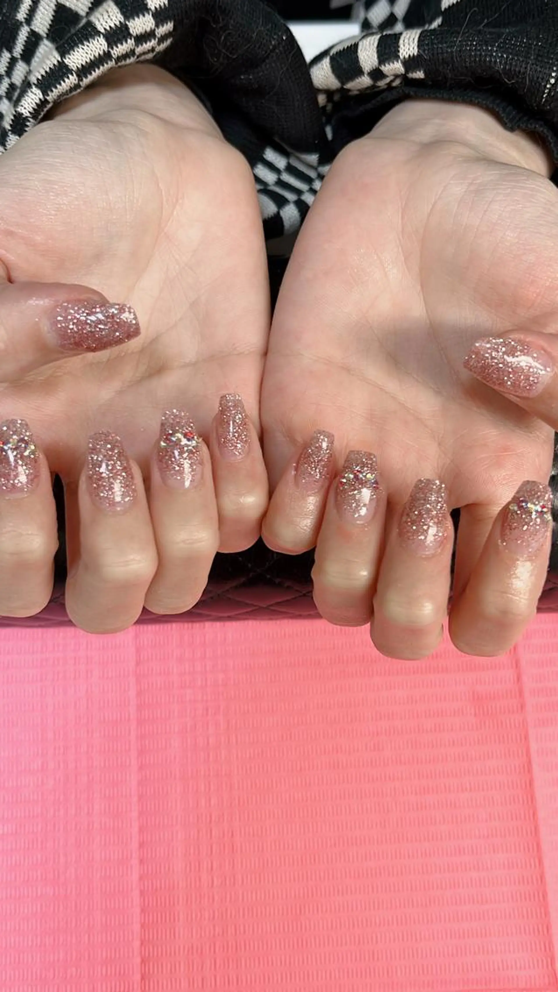 ネイル 長さ出し ラメ(グリッター) ピンク シルバー ハンドネイル plaisir所属・plaisir プレジールネイルのネイルデザイン