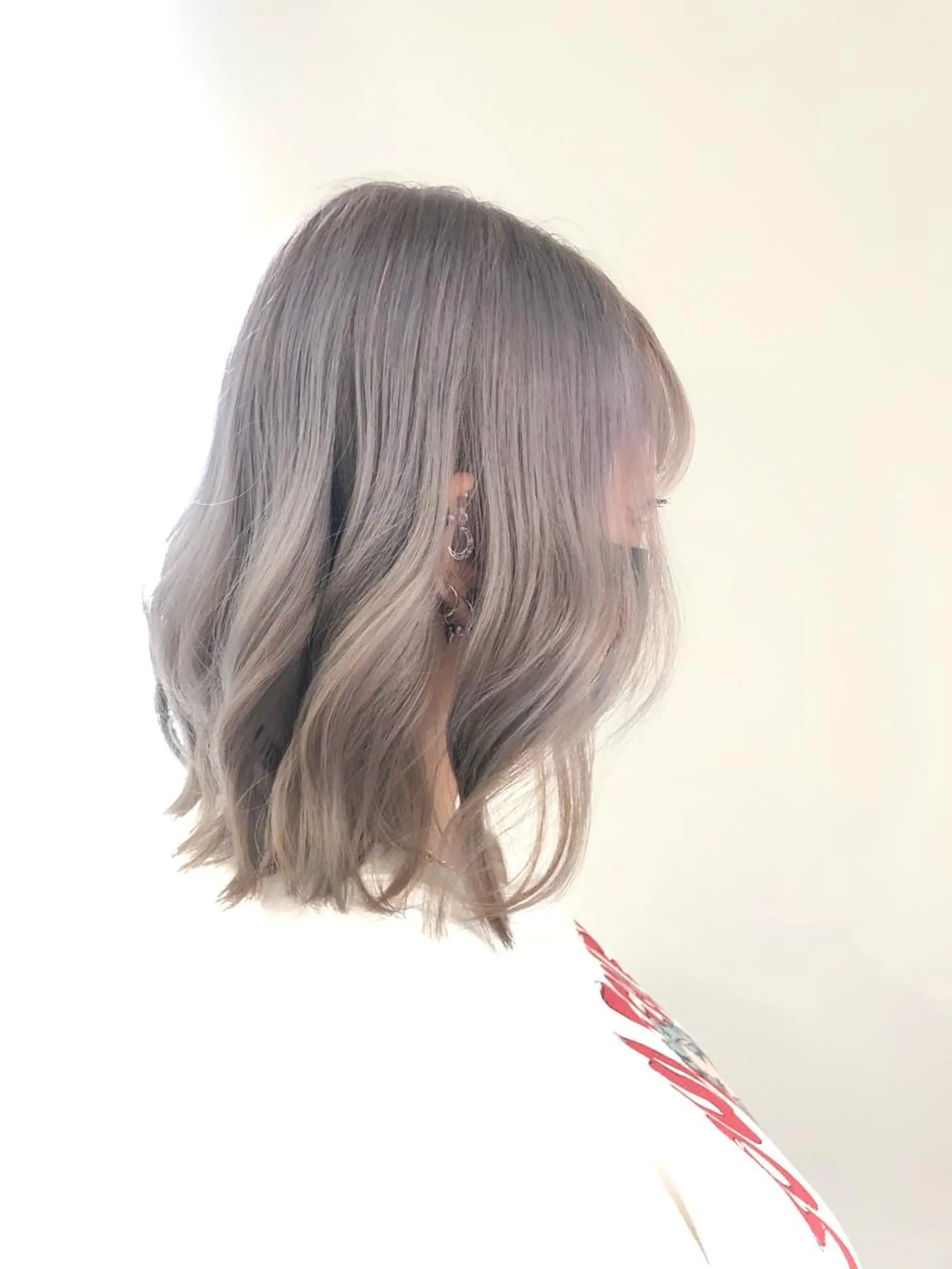 ミディアム カラー ハイトーンカラー シルバー alpha. カラーエクステ下妻のヘアスタイル