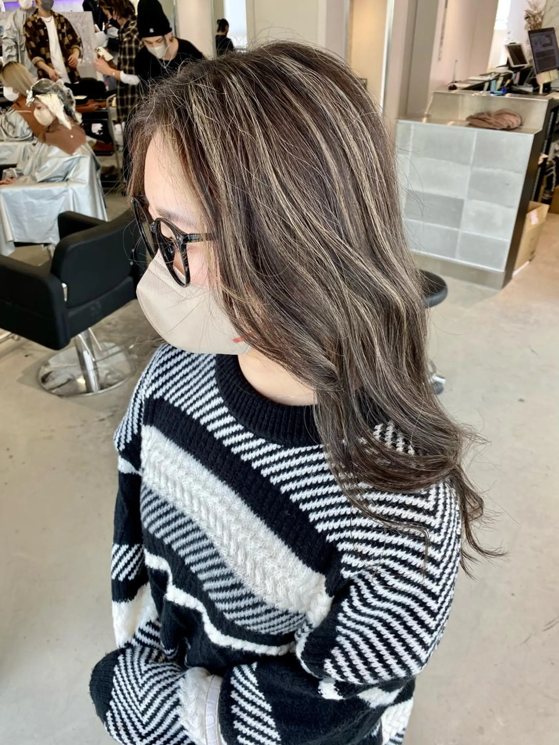 セミロング 卒業式のヘアスタイル ハイライト ヘアカラー トリートメント 💎夏葵 ハイライト /デザイン特化のヘアスタイル