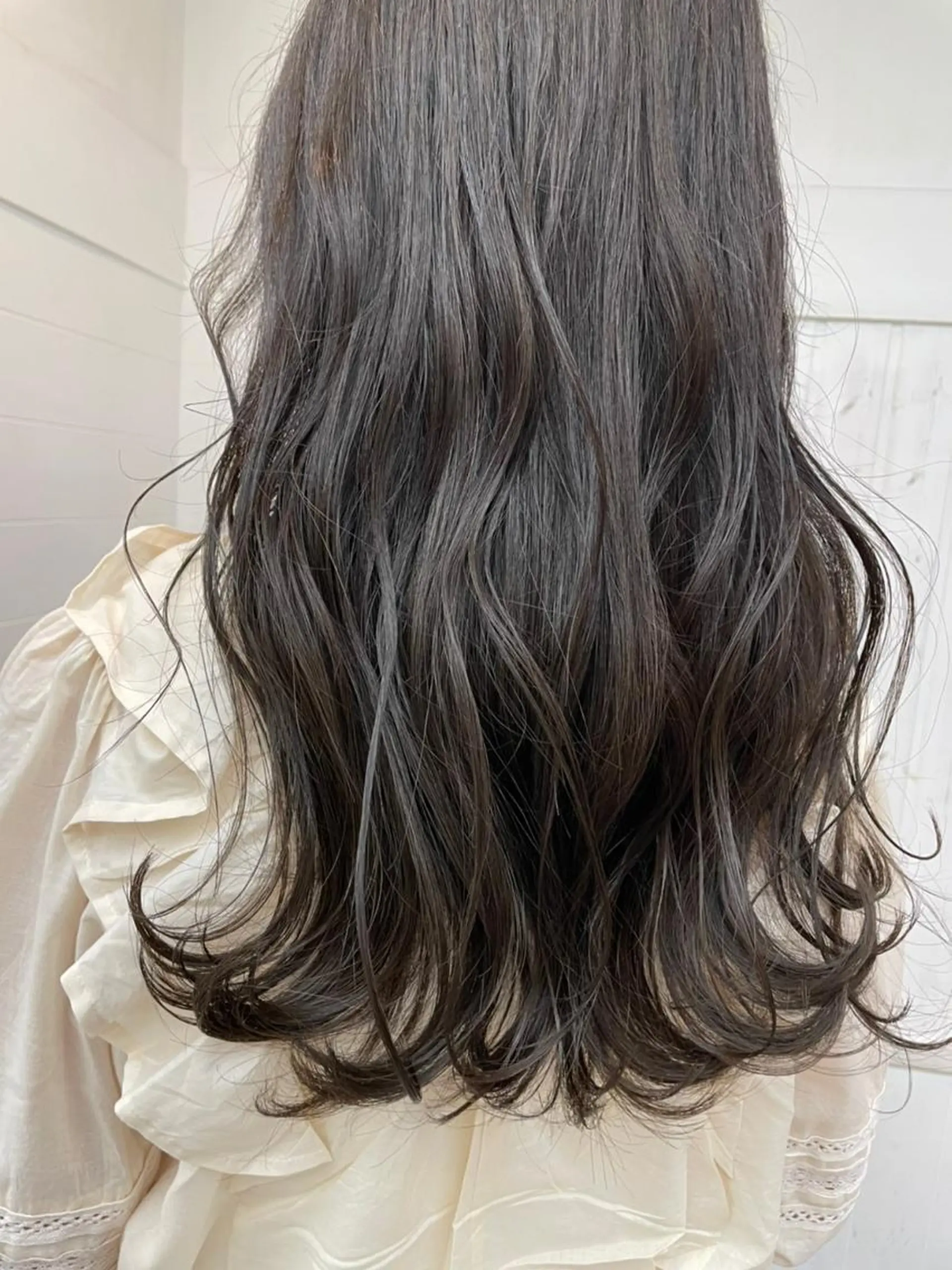 セミロング カラー パーマ ブルーカラー ブルージュ イルミナカラー ヨシンモリ トリートメント newi grande 横浜店のヘアスタイル