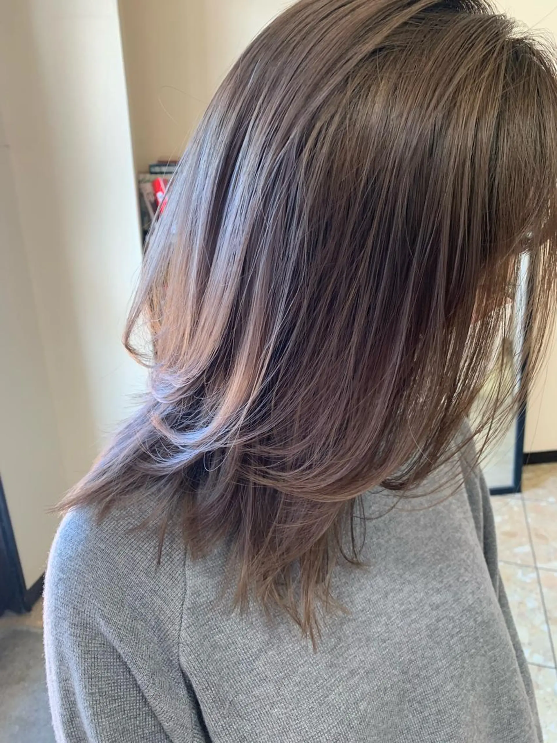 セミロング カラー 透明感カラー グレージュ ミルクティーグレージュ ヘアーサロンaxia所属・上田 英樹のヘアスタイル