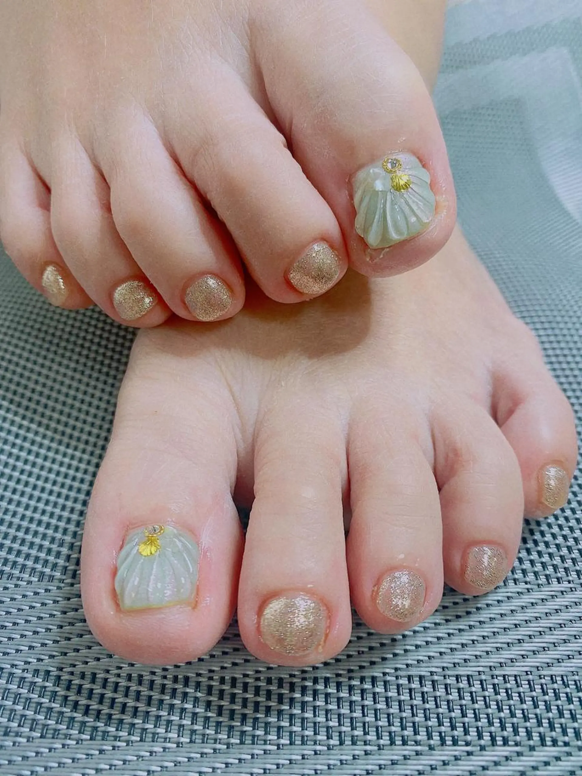 ネイル アートネイル フットネイル ゴールド グリーン キラキラネイル Jasmine nailsalon所属・ジャスミン ネイルサロンのネイルデザイン