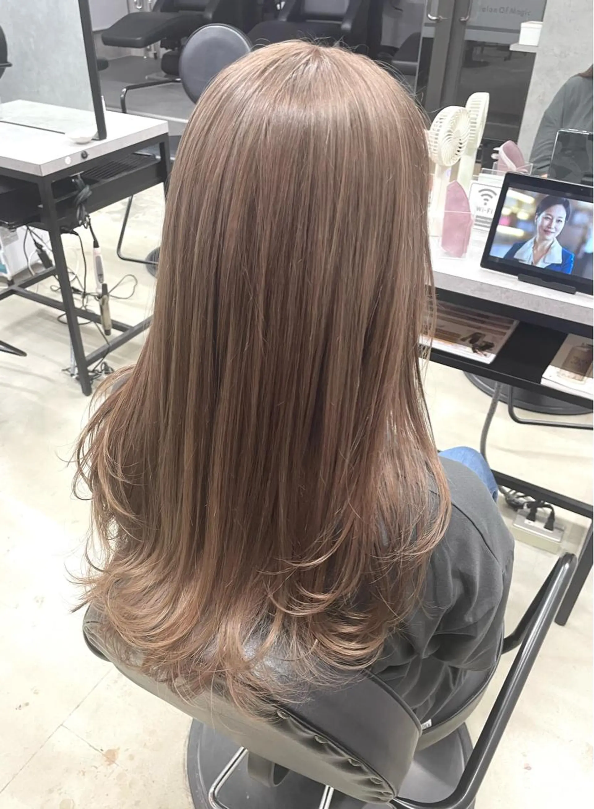 ロング カラー ベージュカラー ミルクティーベージュ ヘアカラー トリートメント LUXBE LUCE 那覇小禄イオン店所属・LUXBE LUCE ひなののヘアスタイル