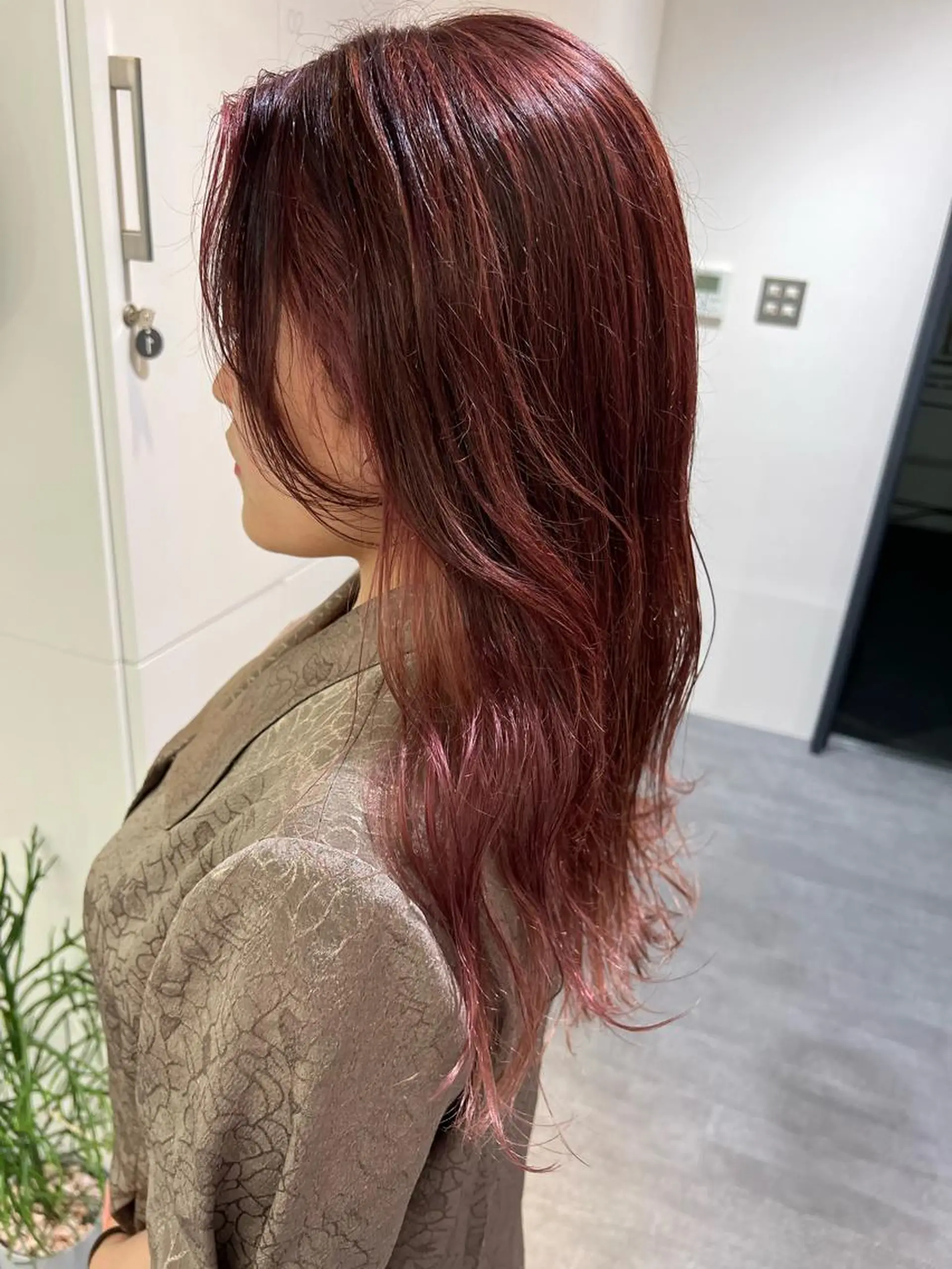 セミロング カラー パーマ ヘアアレンジ メンズ キッズ ネイル マツエク・マツパ アイブロウ メンズハイライト メンズインナーカラー ハイライトカラー インナーカラー 眉カラー SALOWIN梅田茶屋町店所属・ウルフレイヤーカット /チヒロのヘアスタイル