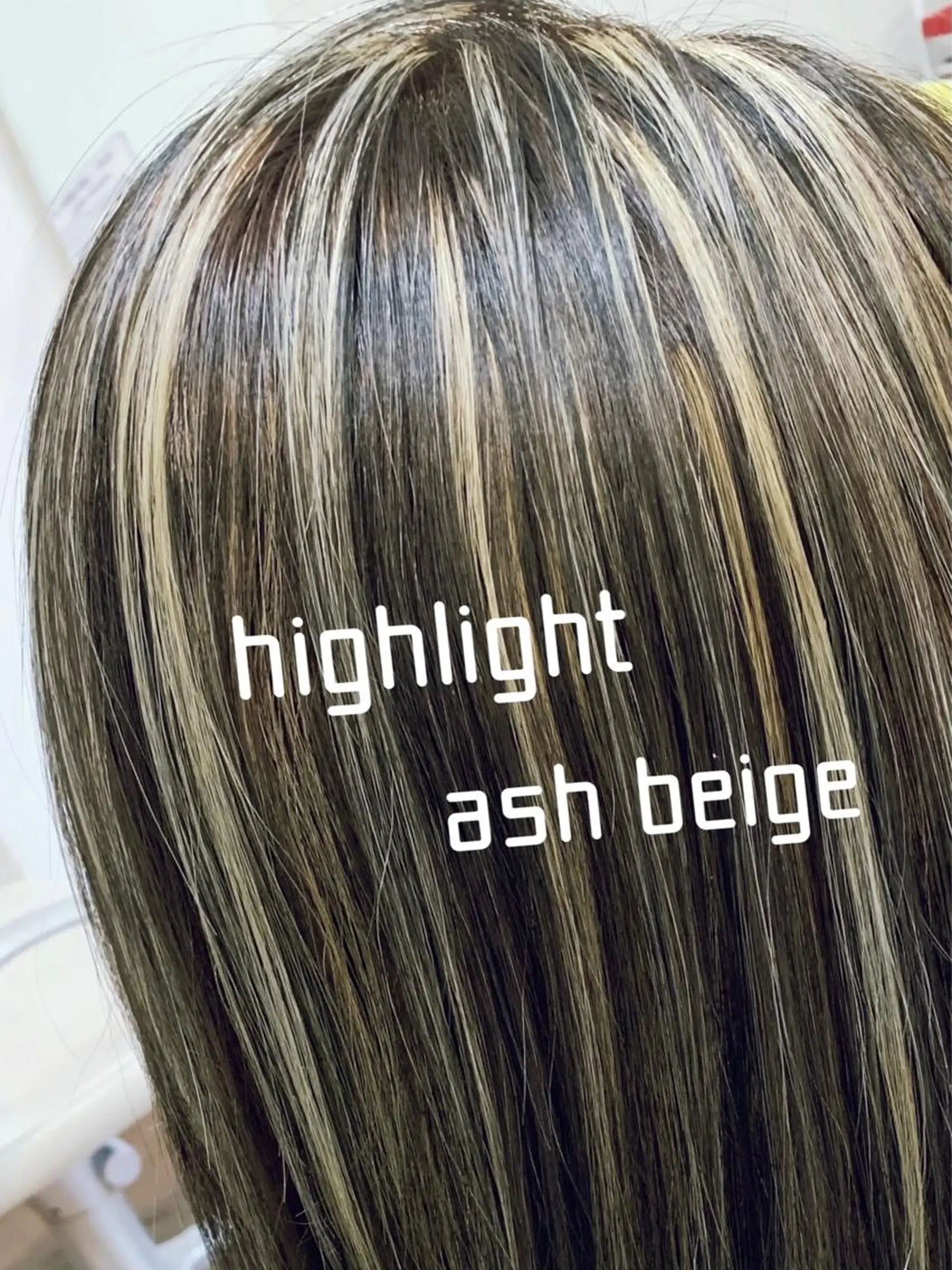 セミロング カラー アッシュ ベージュカラー ハイライトカラー ハイライト ヘアカラー GLAD 萩原のヘアスタイル