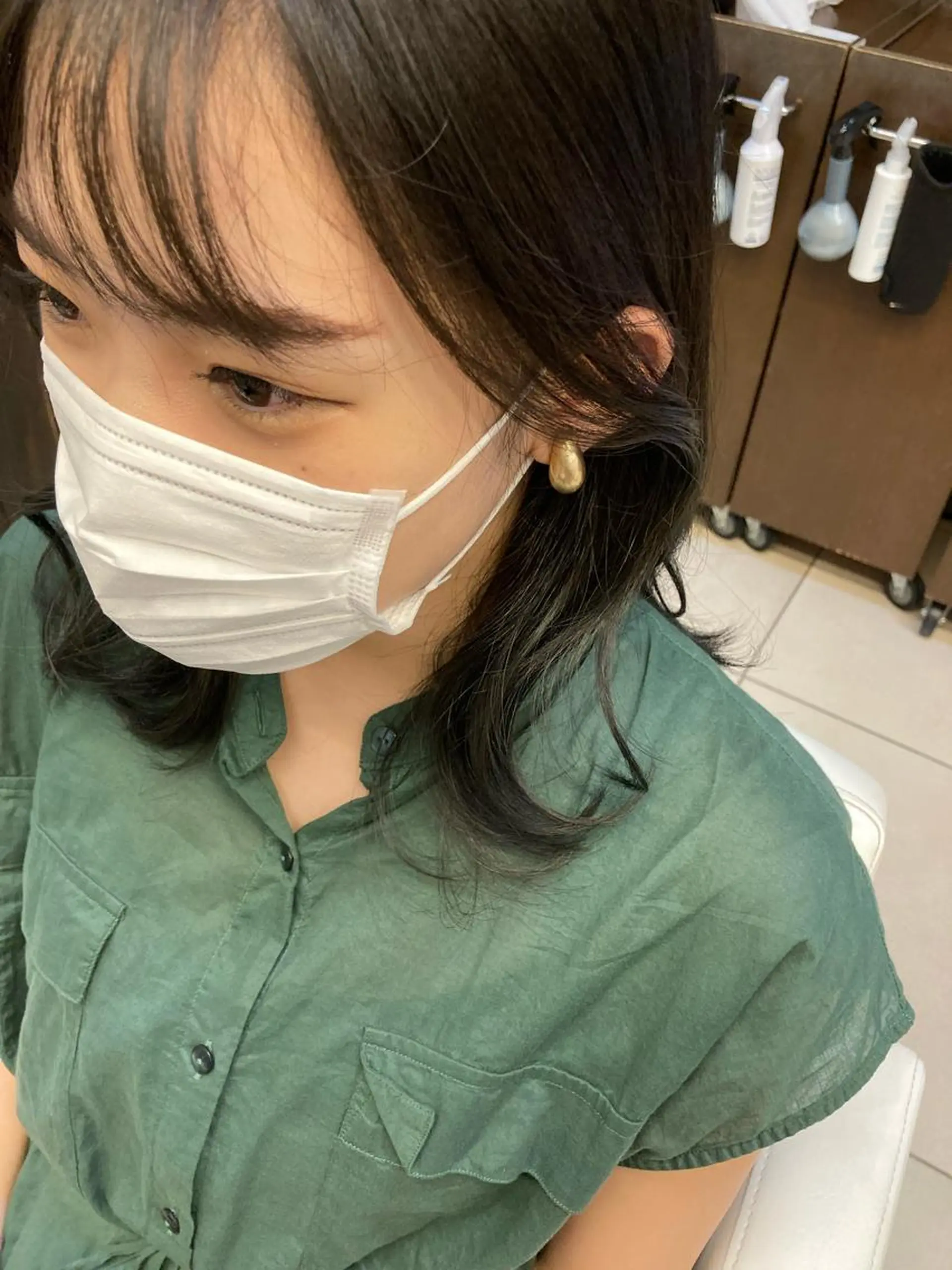 ミディアム カラー 岸田 莉奈のヘアスタイル