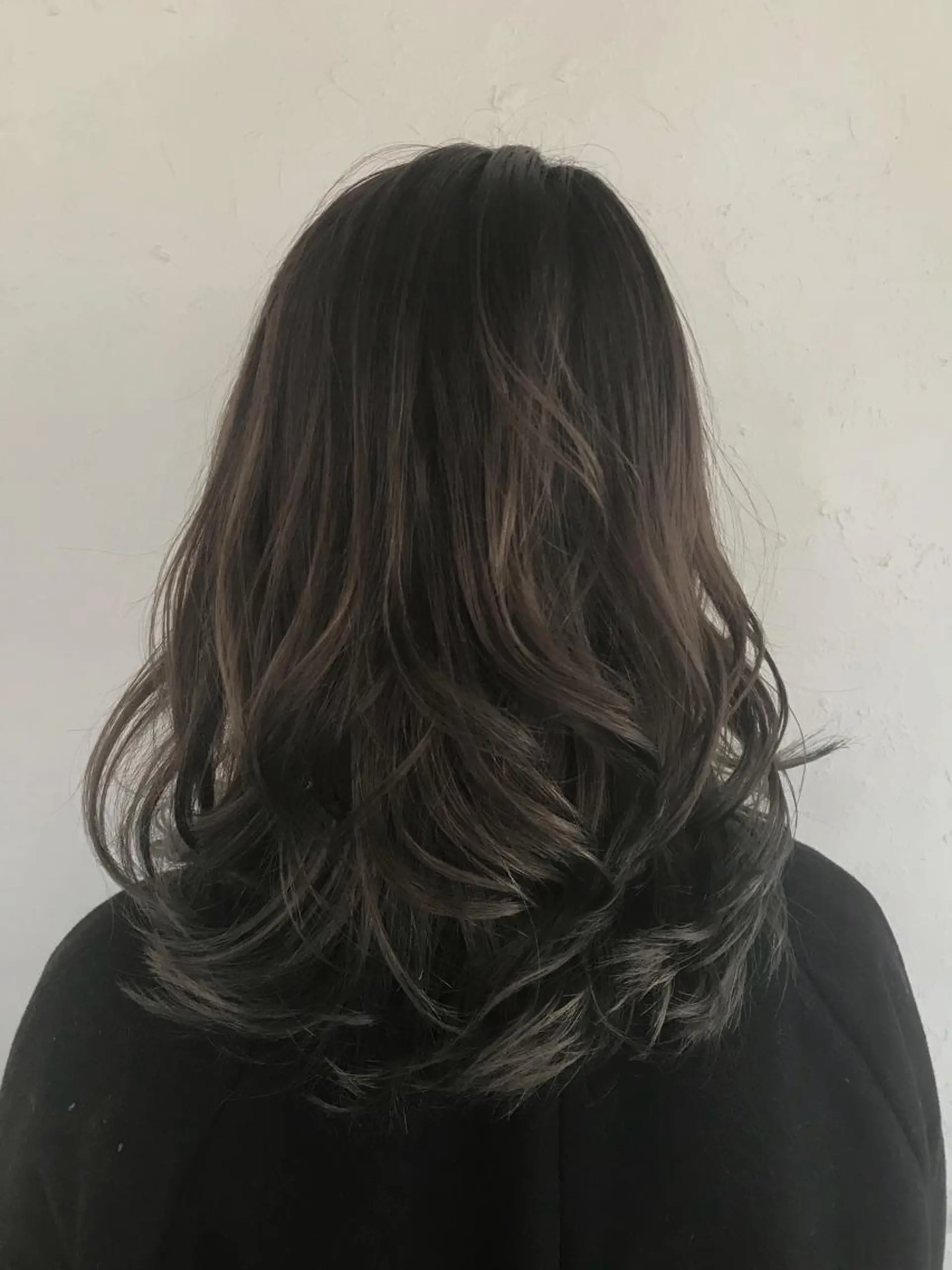 ミディアム カラー グレージュ 伊藤 優希のヘアスタイル