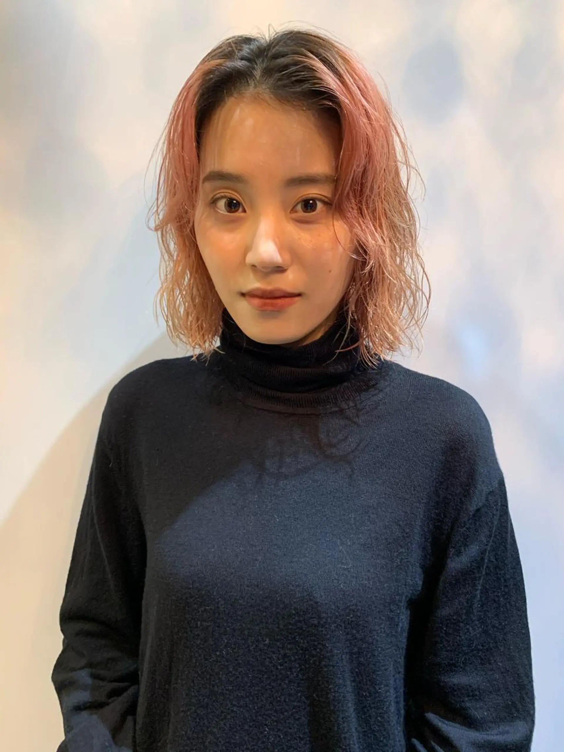 ミディアム メンズ メンズハイトーン カット ヘアカラー FLOWERS所属・ウルフ、レイヤー 、メンズカットSHOのヘアスタイル