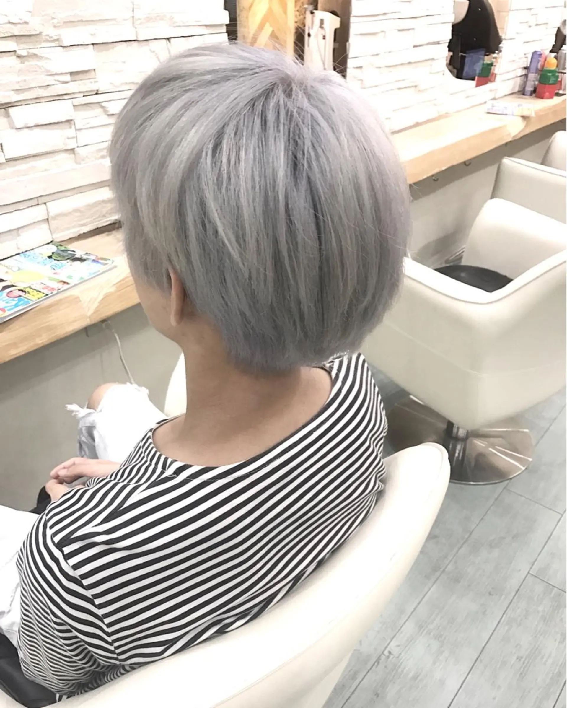 カラー ブリーチ シルバー ヘアカラー Blue hair lau所属・中川 仁のヘアスタイル