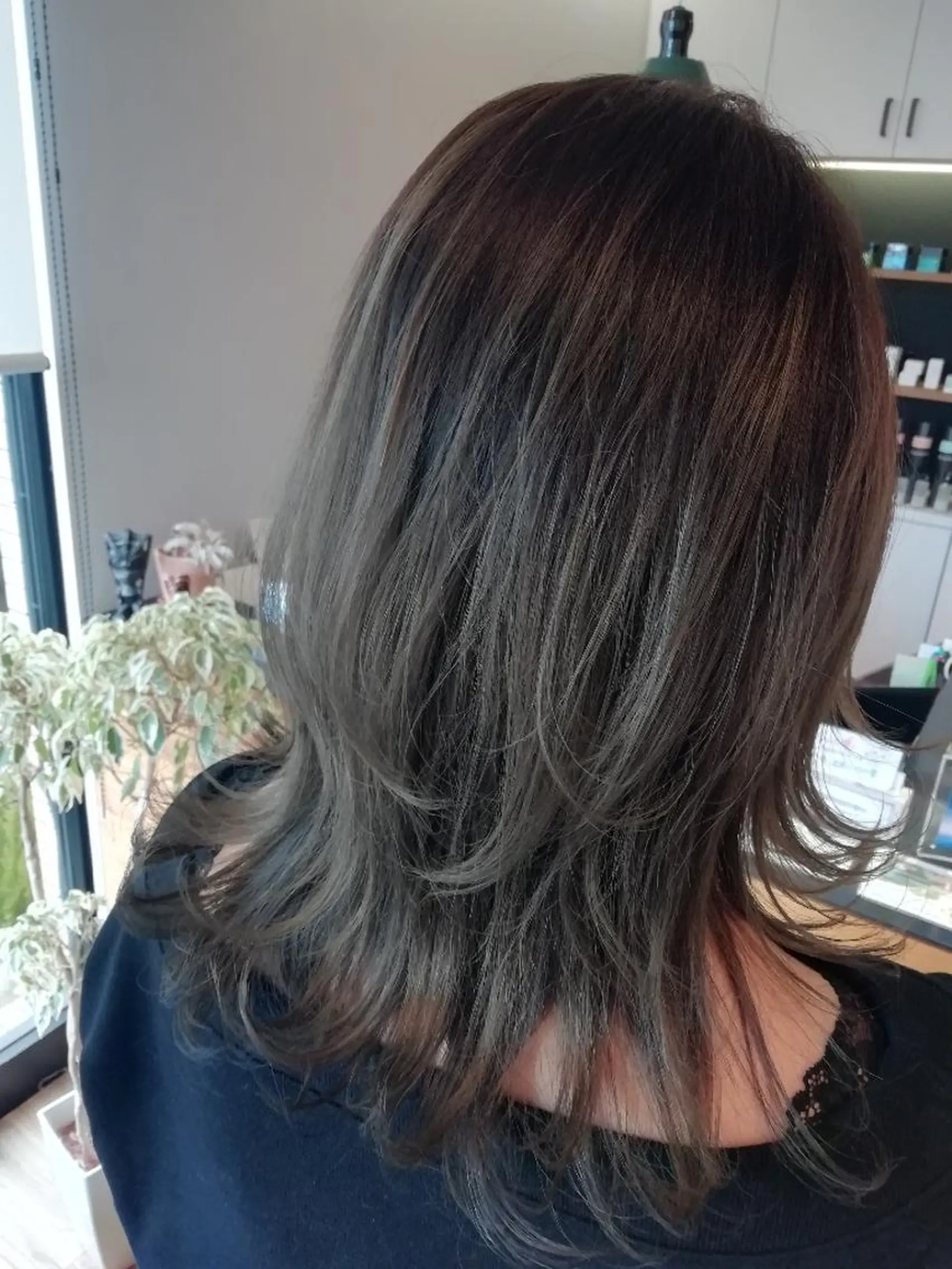 カラー バレイヤージュ グレージュ 堀 望美のヘアスタイル