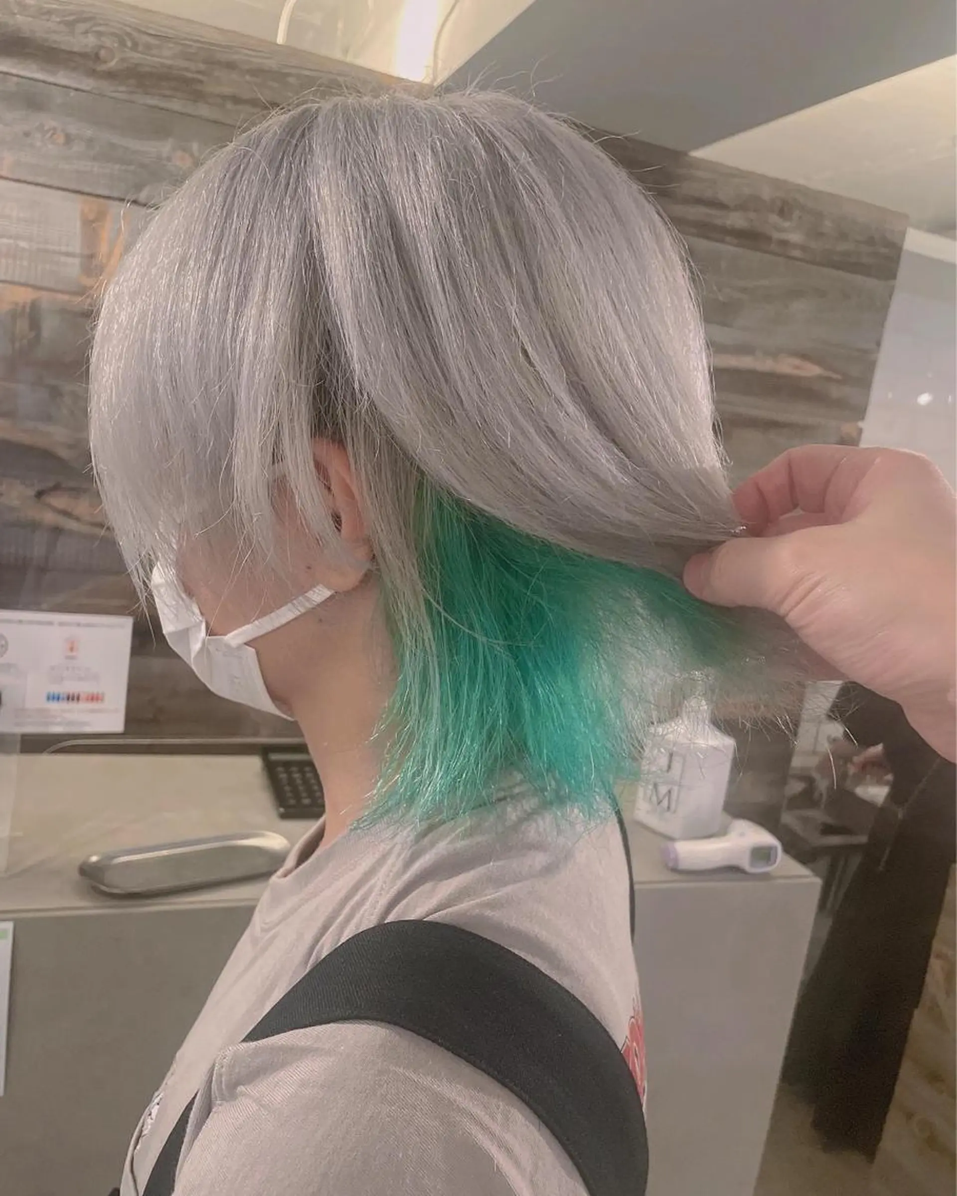 ミディアム カラー インナーカラー ミント ミントグリーン ヘアカラー トリートメント ハイトーン/レイヤー /ケアブリーチ石川治のヘアスタイル