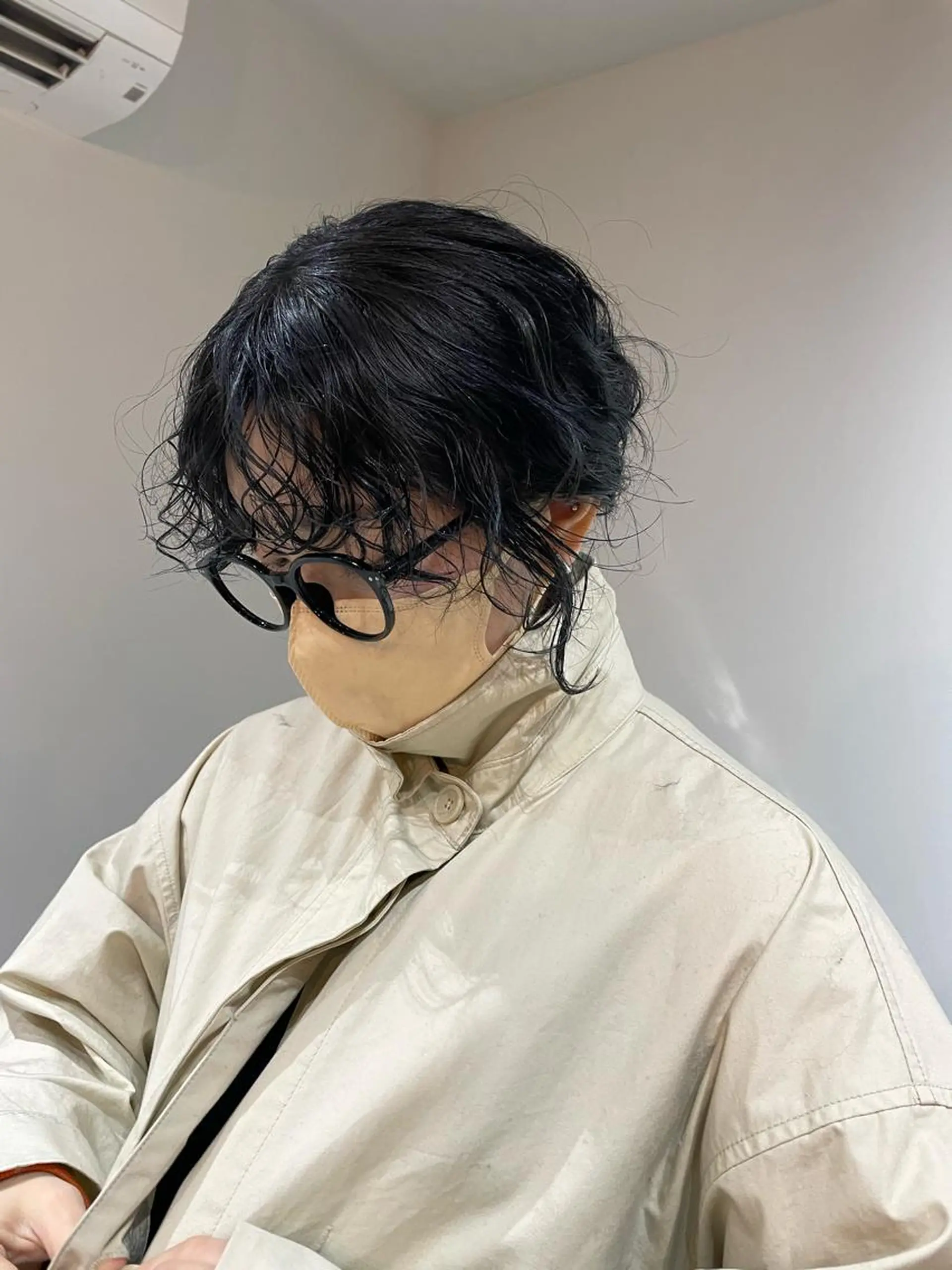 カラー パーマ 黒髪 ブルーカラー ブルーブラック soi 小島陽香のヘアスタイル