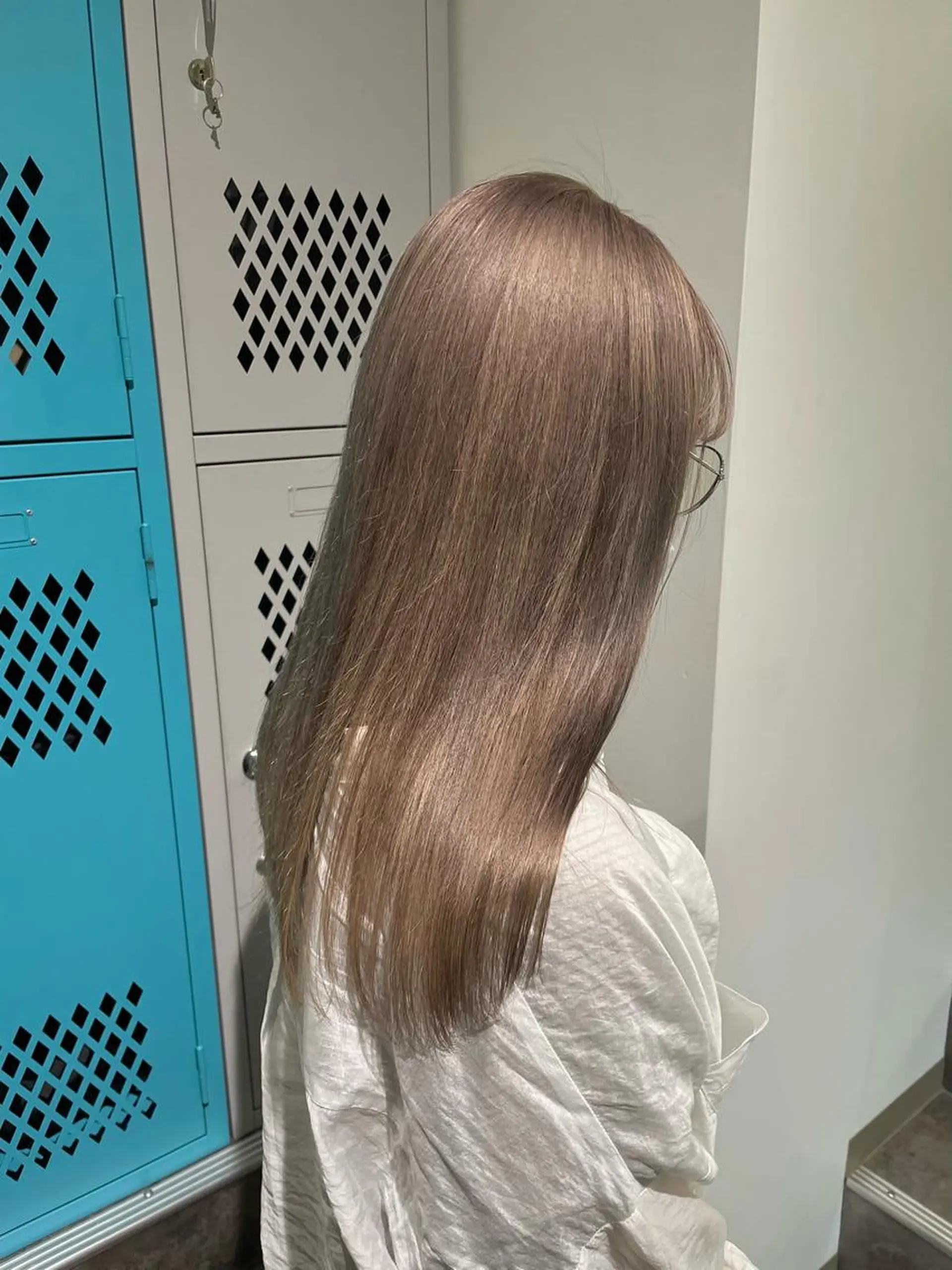 セミロング カラー グレージュ ミルクティーグレージュ カット ヘアカラー トリートメント 佐伯 和佳のヘアスタイル