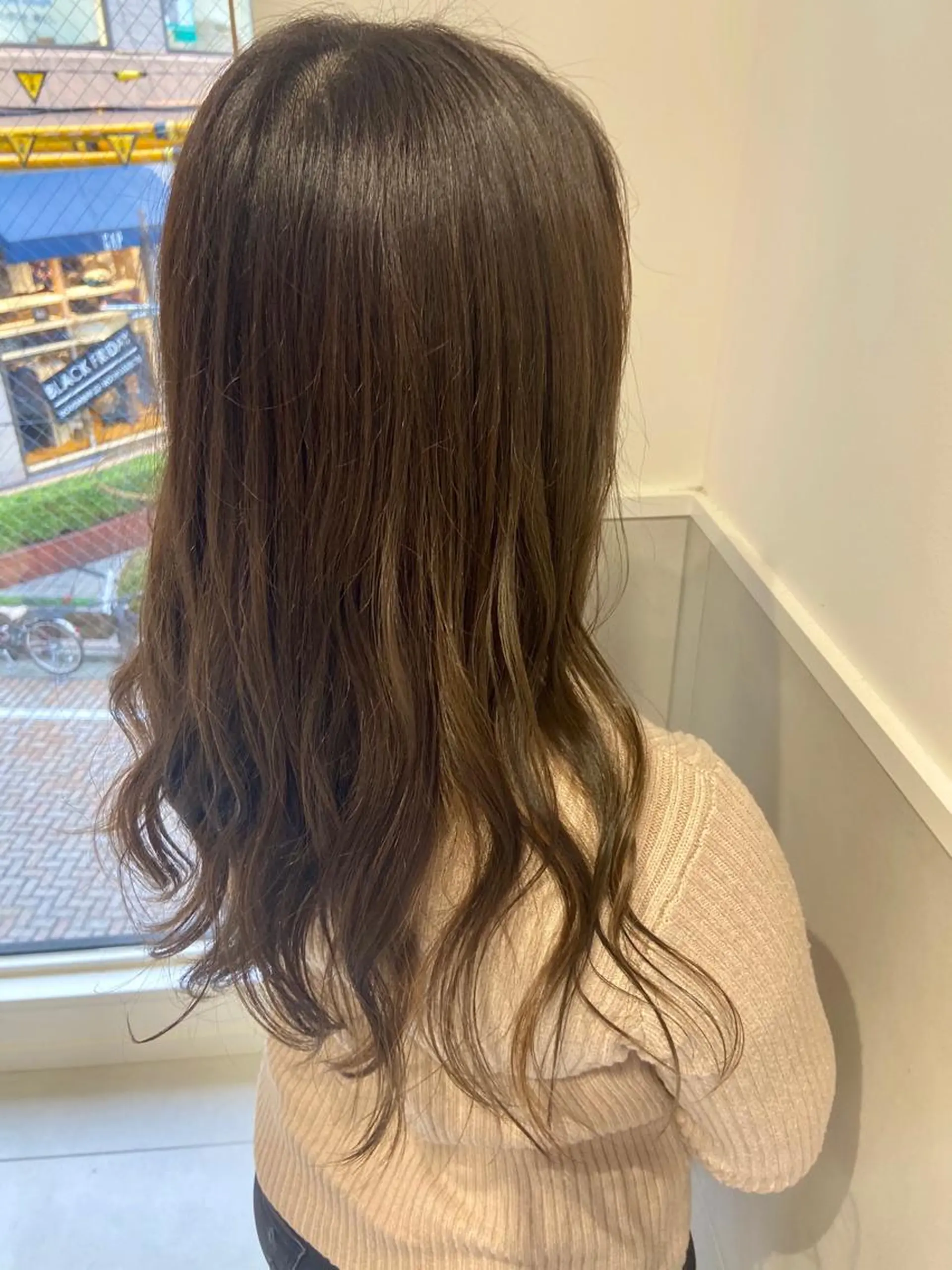 ロング カラー ベージュカラー オリーブベージュ SALOWIN所属・小栗 麻衣のヘアスタイル