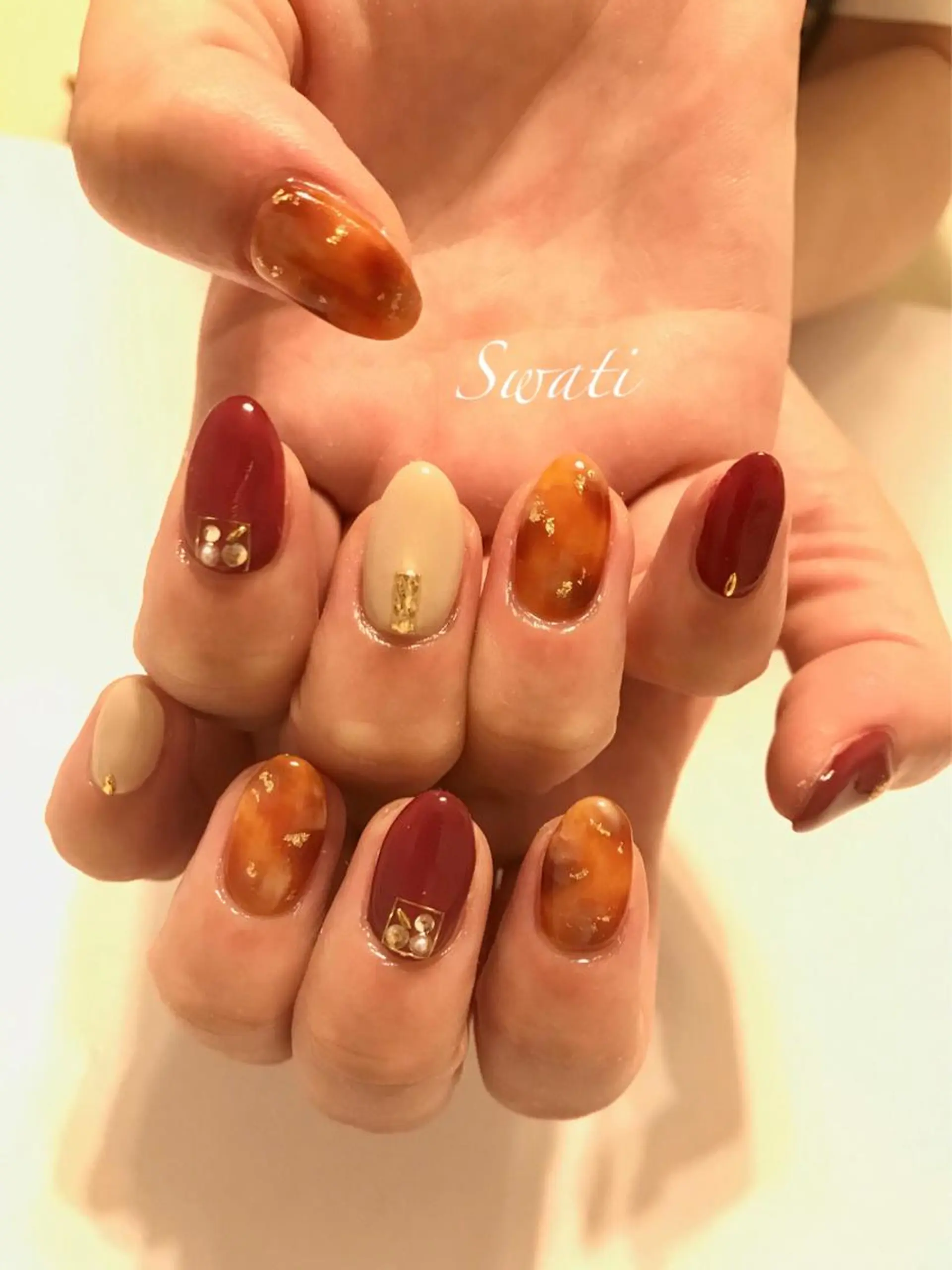 ネイル アートネイル べっ甲ネイル ボルドー ニュアンスネイル オフィスネイル yuko （ネイリスト）のネイルデザイン