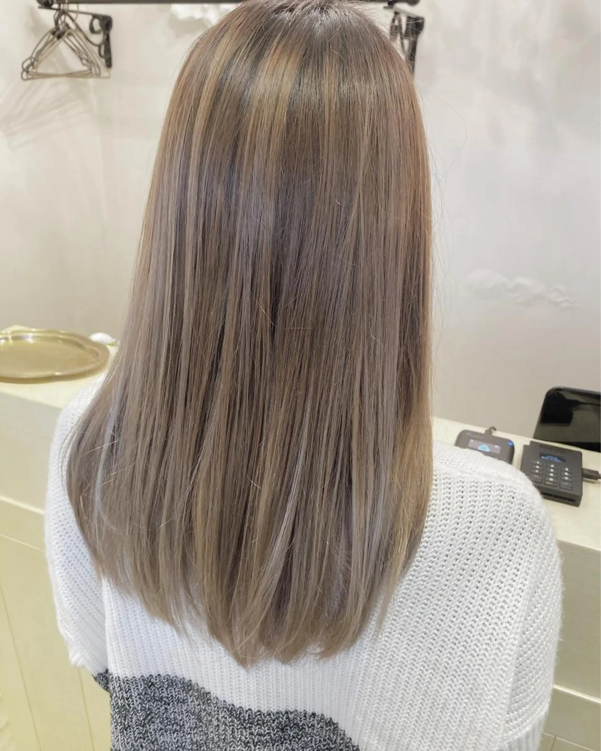 ミディアム カラー バレイヤージュ レイヤーカット ヘアカラー grand juteのヘアスタイル