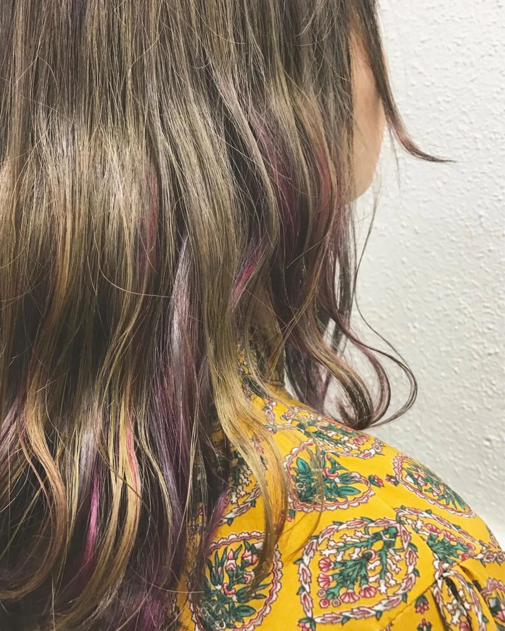 カラー ヘアアレンジ インナーカラー ピンクカラー バイオレットカラー イエローカラー にった みずきのヘアスタイル