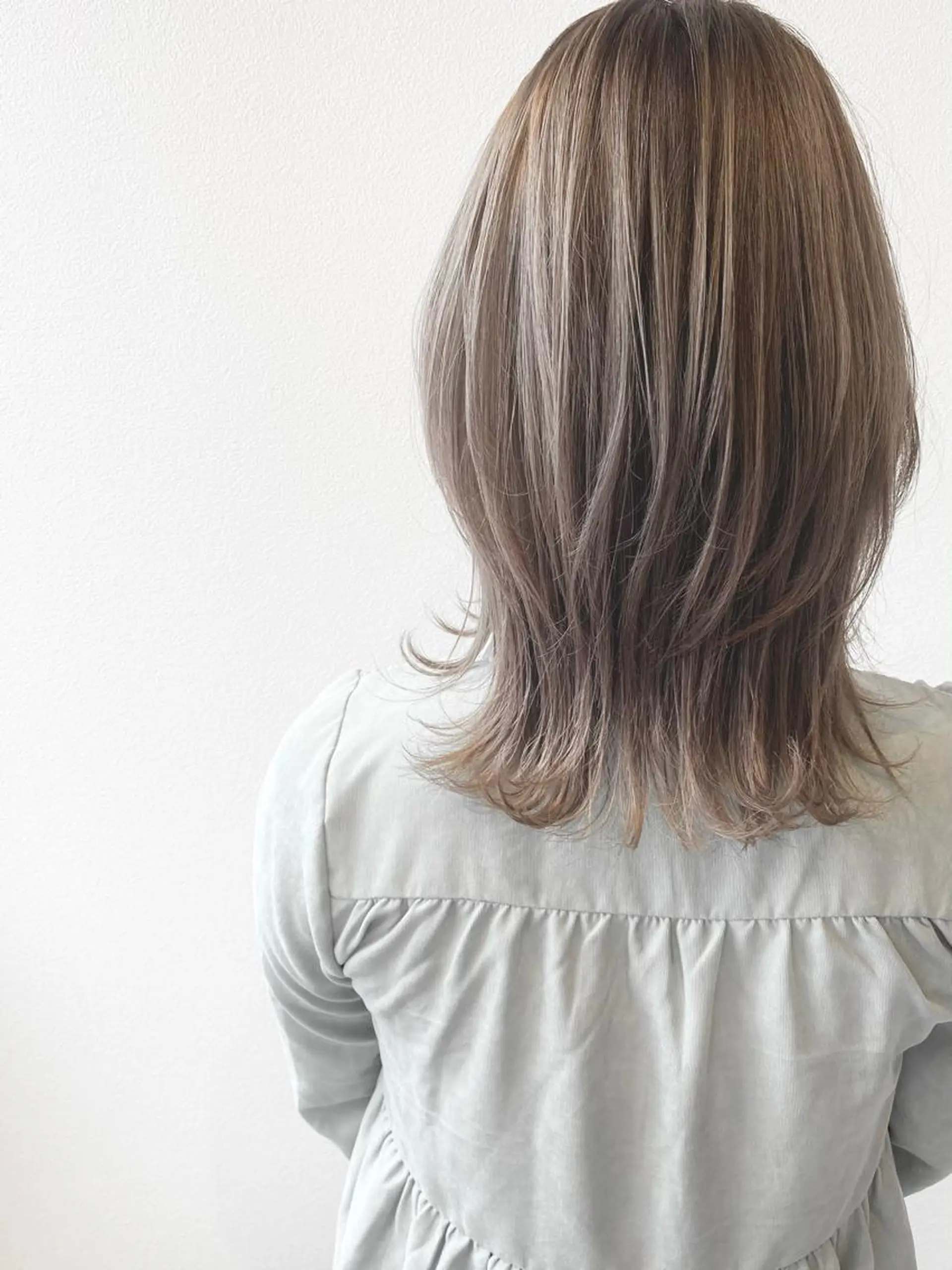 セミロング ヘアカラー MYRTLE TSUNODAのヘアスタイル