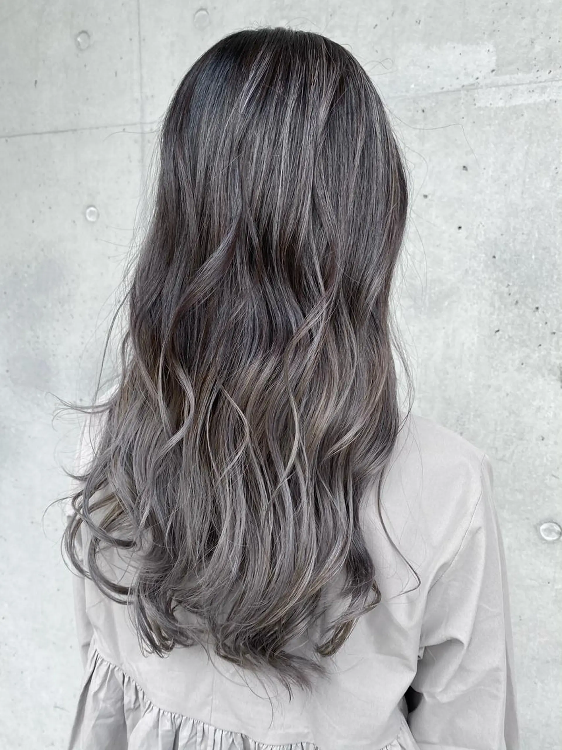 ロング カラー バレイヤージュ グレージュ レイヤーカット ヘアカラー 川越 輝梨奈のヘアスタイル