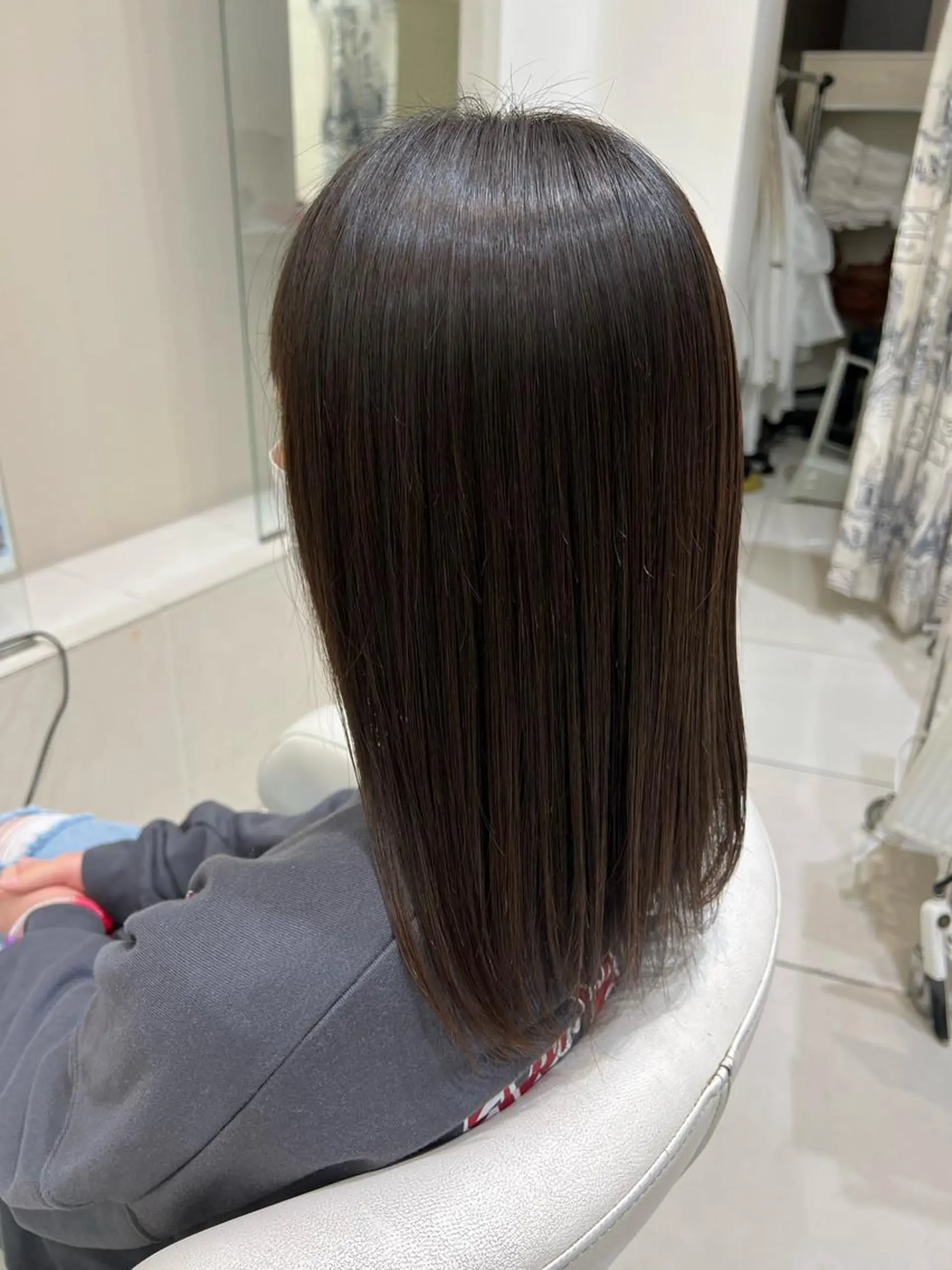ミディアム 髪質改善 酸性ストレート 縮毛矯正 ☃️顔周りレイヤー グレージュSHUTOのヘアスタイル