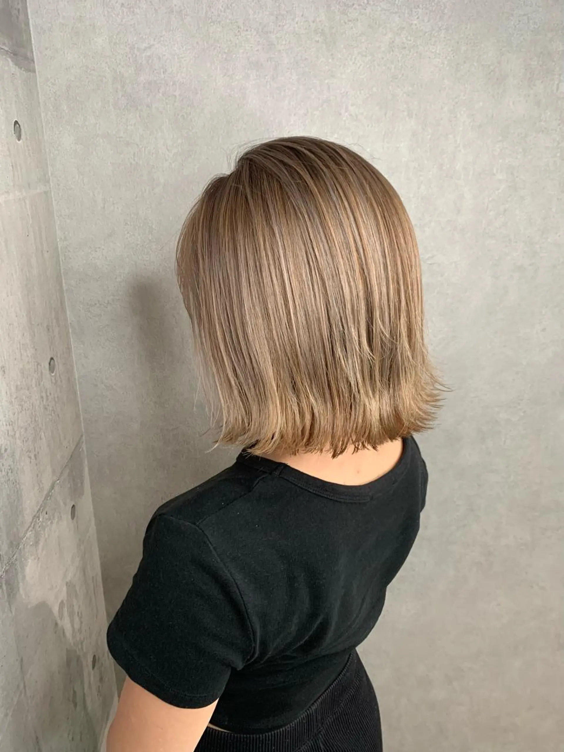 セミロング カラー 切りっぱなしボブ ベージュカラー ミルクティーベージュ ボブ mimiiy梅田 中崎町ハイトーンのヘアスタイル