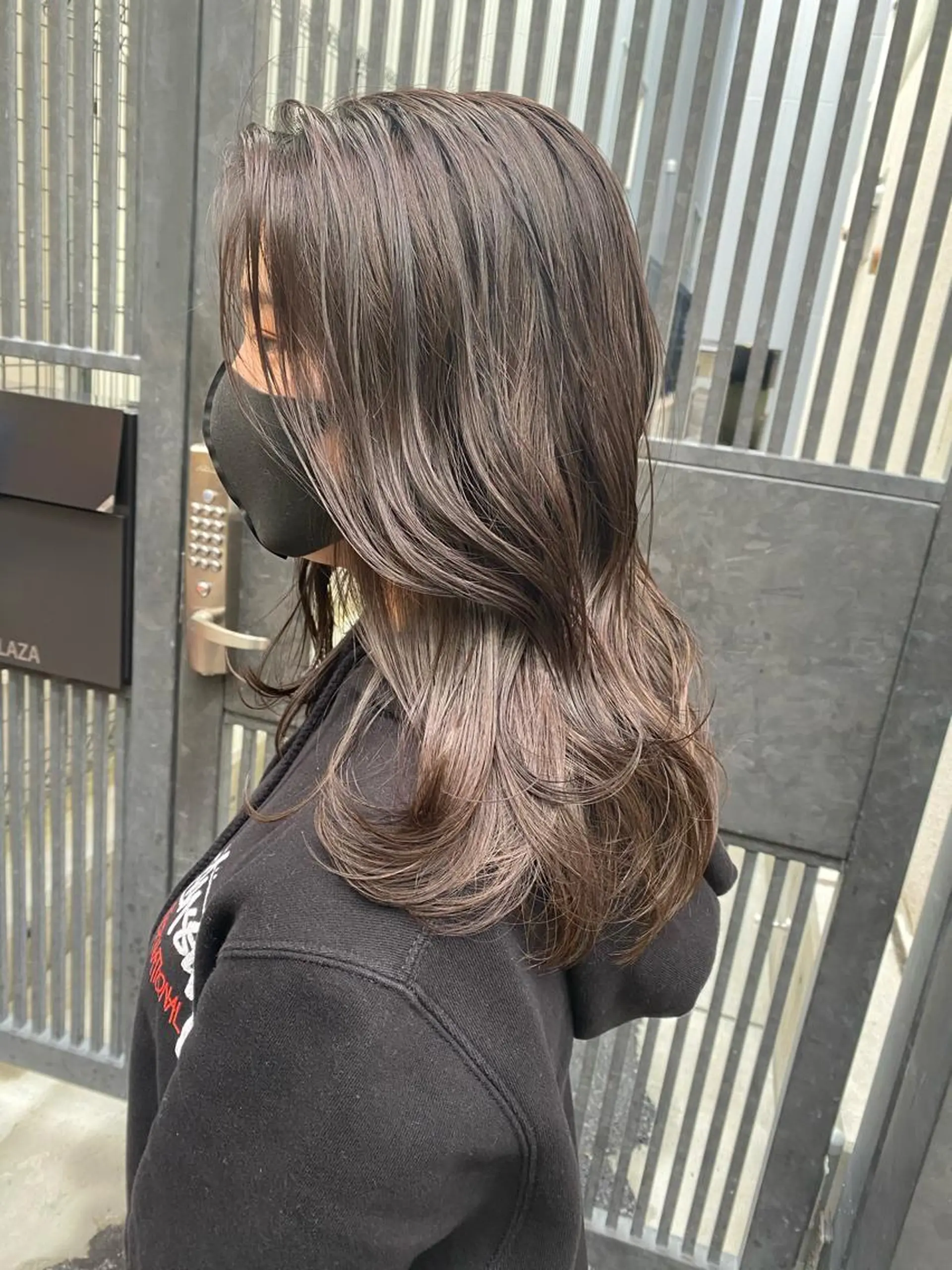 セミロング カラー グレージュ ハイライトカラー ハイライト ウルフカット／吉村 桃子のヘアスタイル