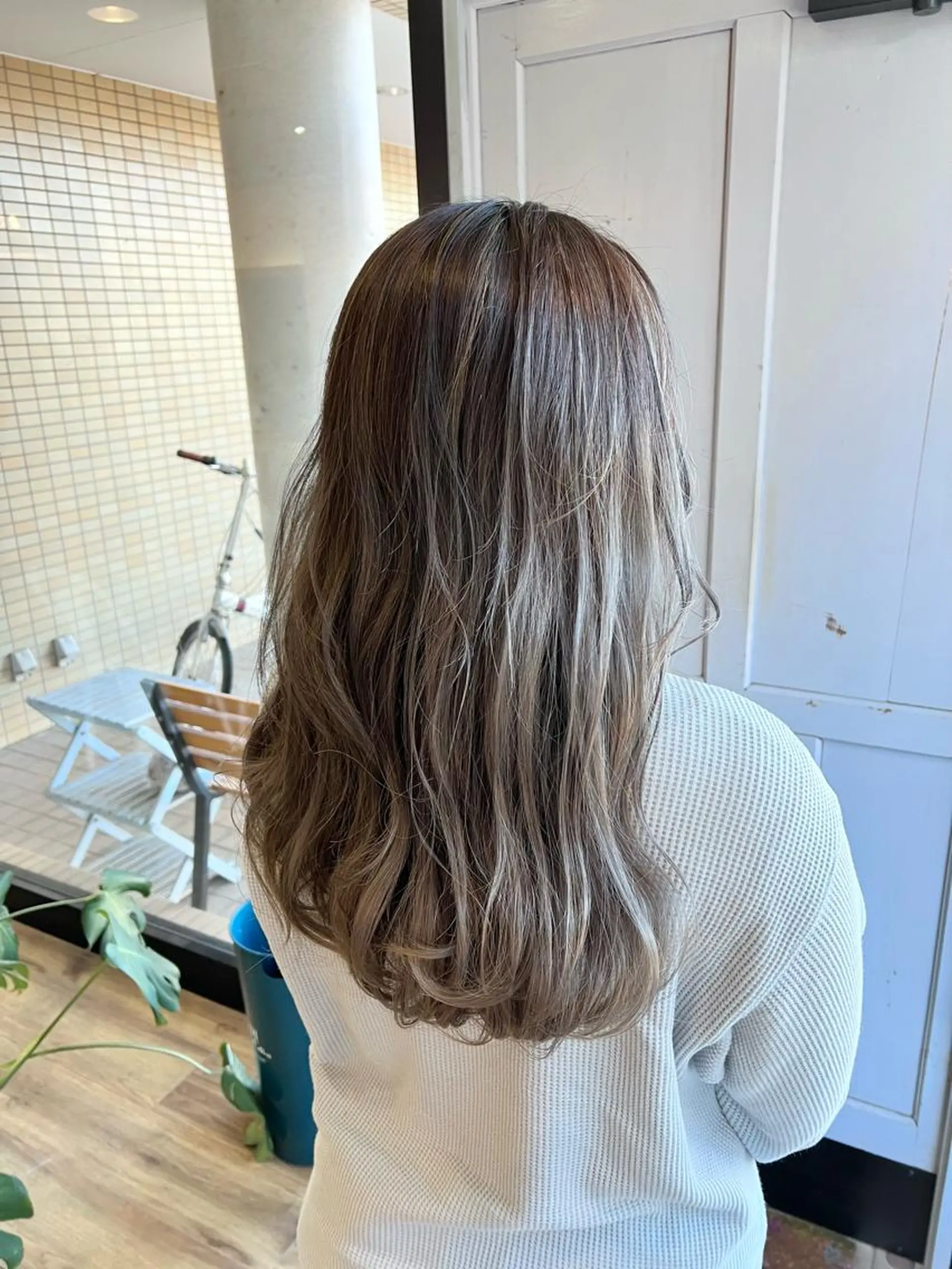 ロング カラー ベージュカラー ブリーチ グレージュ ヘアカラー トリートメント ツキダテ ユイのヘアスタイル