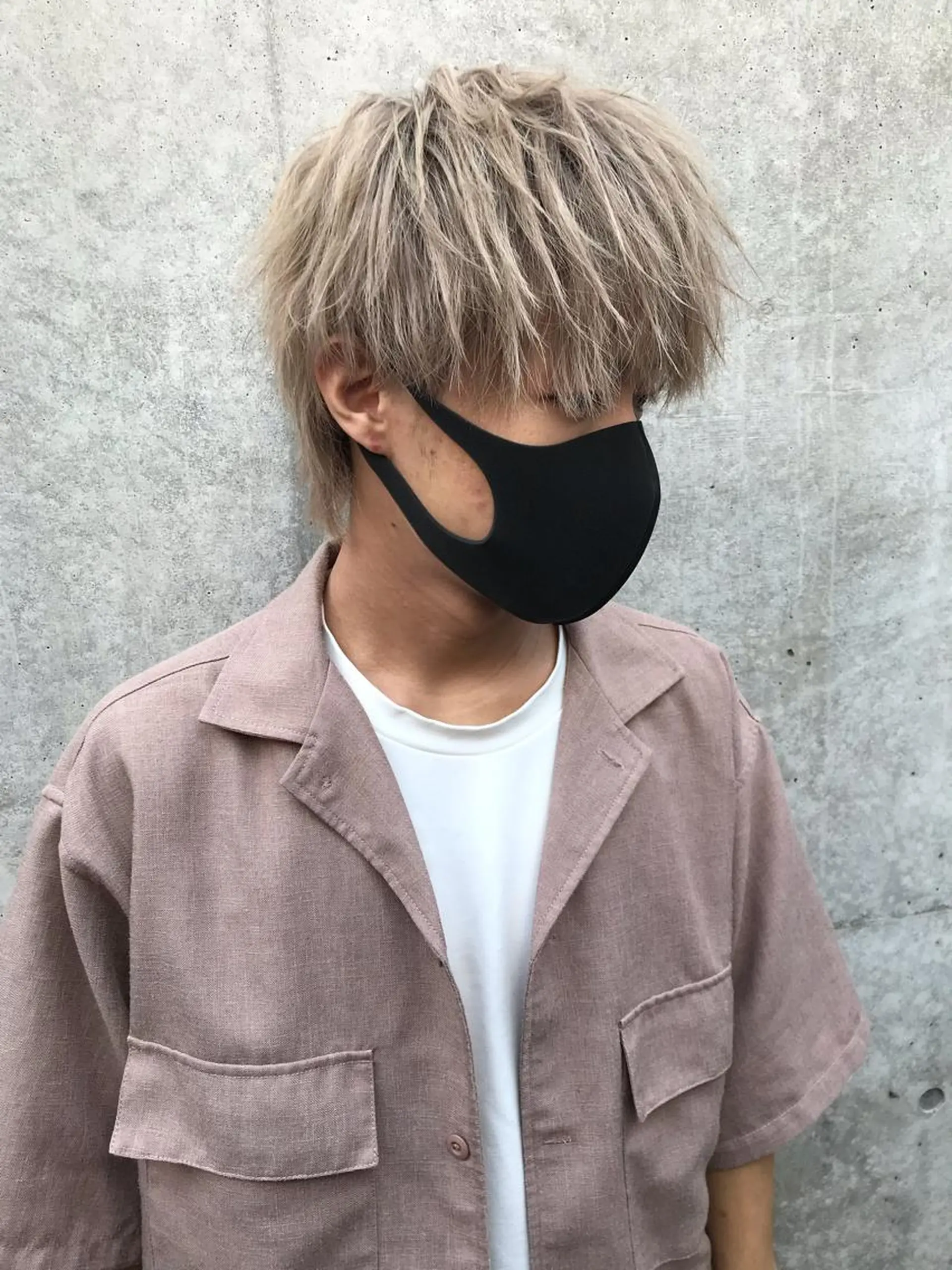 ミディアム パーマ メンズ ミディアムパーマ メンズブリーチ センターパート フェードカット マッシュウルフ カット ヘアカラー メンズカット/パーマ Yoshiのヘアスタイル