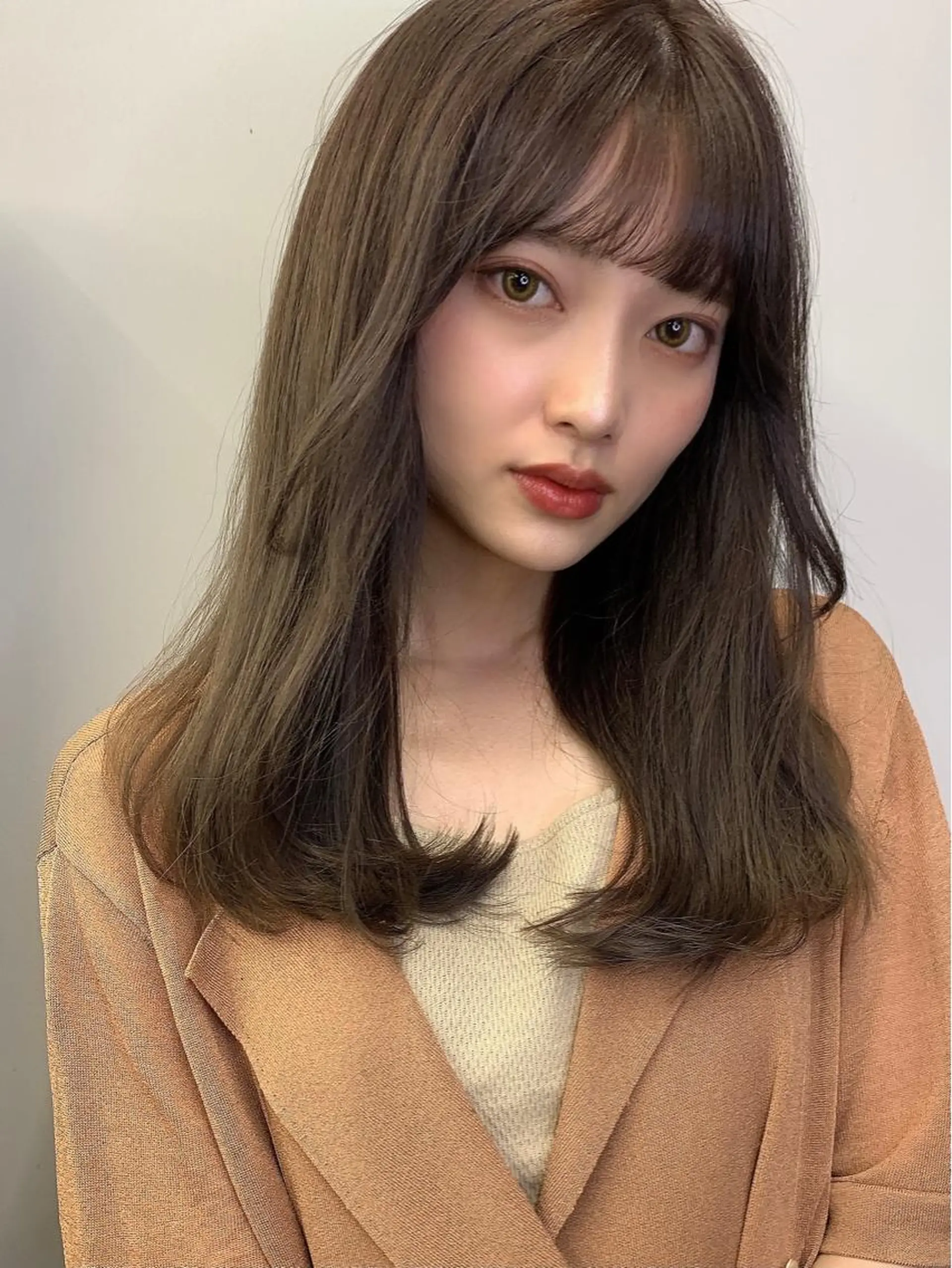 ミディアム カラー イヤリングカラー グレージュ インナーカラー くびれヘア 髪質改善 カット ヘアカラー トリートメント ヘッドスパ 透明感/オリーブ/ グレージュ/YUKAのヘアスタイル