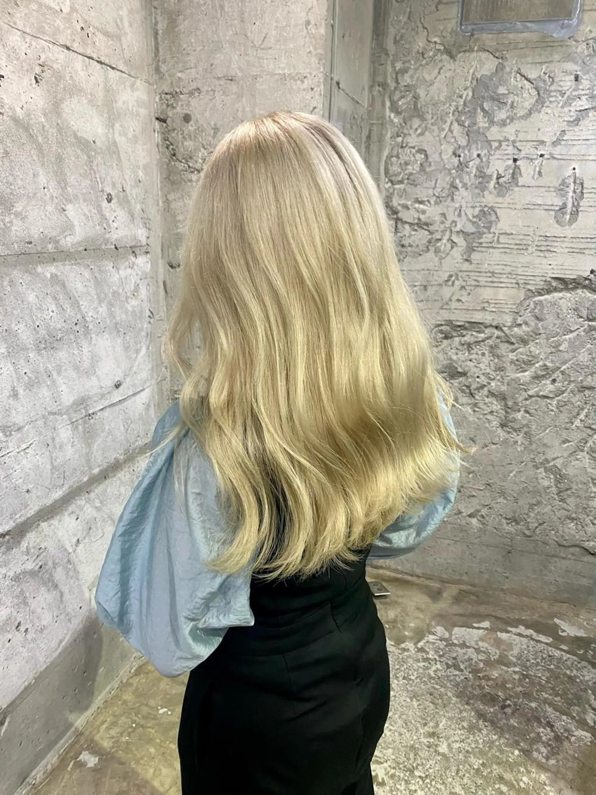 セミロング カラー ヘアアレンジ ブロンド ホワイトブロンド ヘアカラー ［似合わせヘア］ ✂︎OGURO✂︎のヘアスタイル