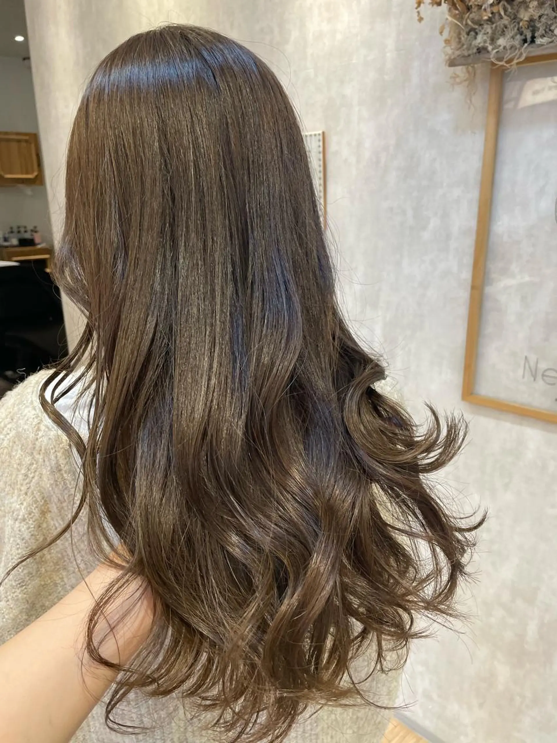 カラー グレージュ オリーブグレージュ オリーブグレー ヘアーサロングラッド所属・三村 桜生のヘアスタイル