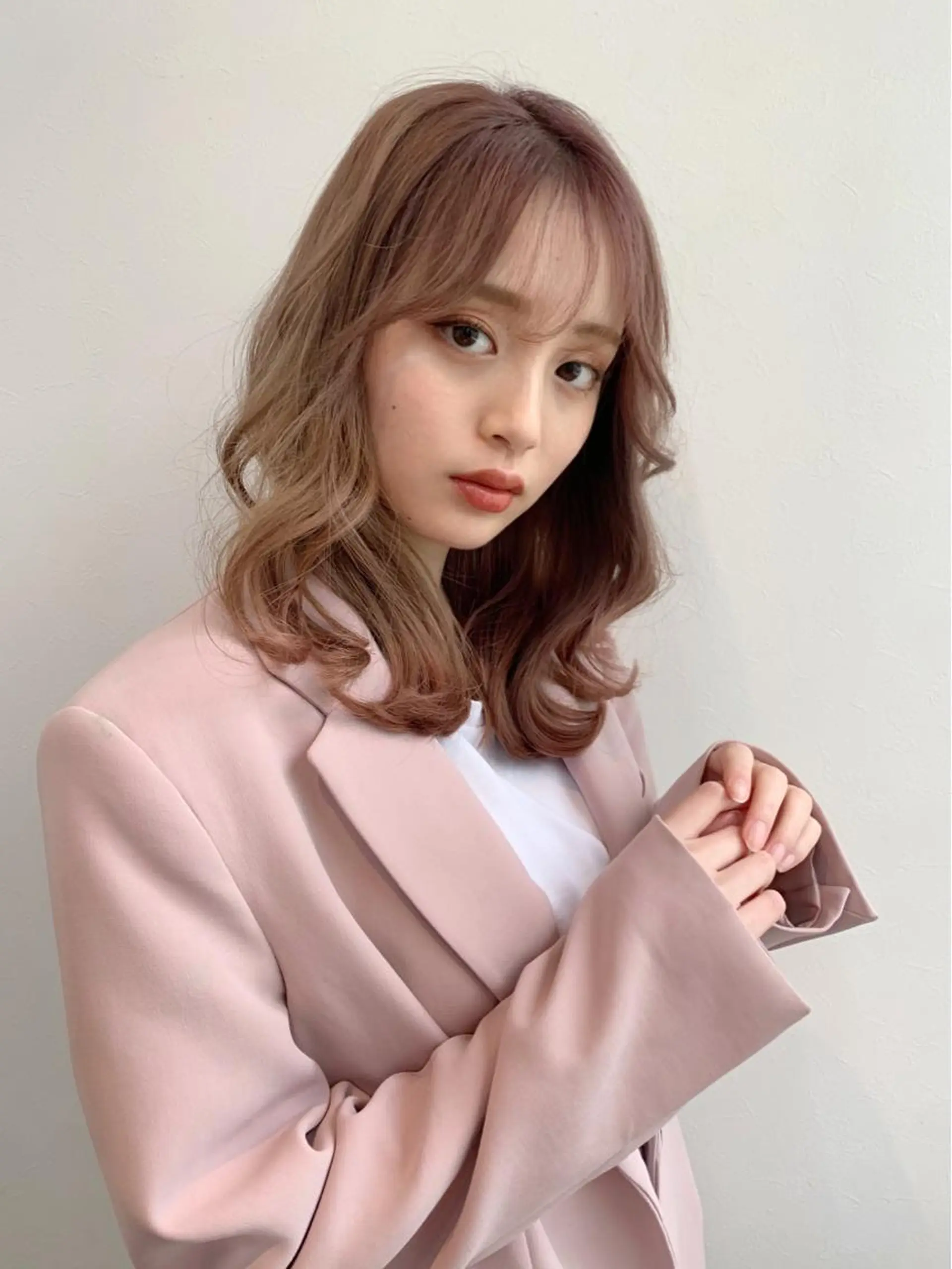 ミディアム カラー イヤリングカラー グレージュ インナーカラー くびれヘア 髪質改善 カット ヘアカラー トリートメント ヘッドスパ 透明感/オリーブ/ グレージュ/YUKAのヘアスタイル