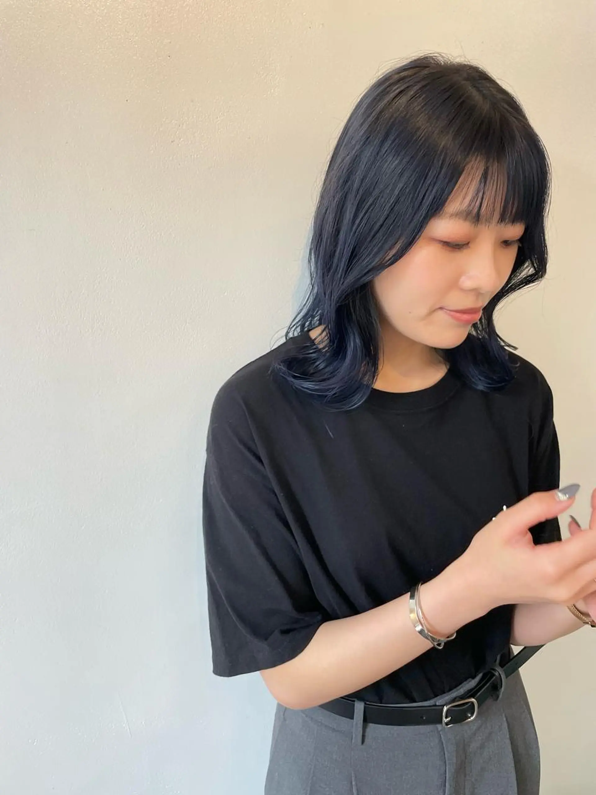 ミディアム カラー ネイビーカラー カット ヘアカラー h a k u 大倉 卓人のヘアスタイル